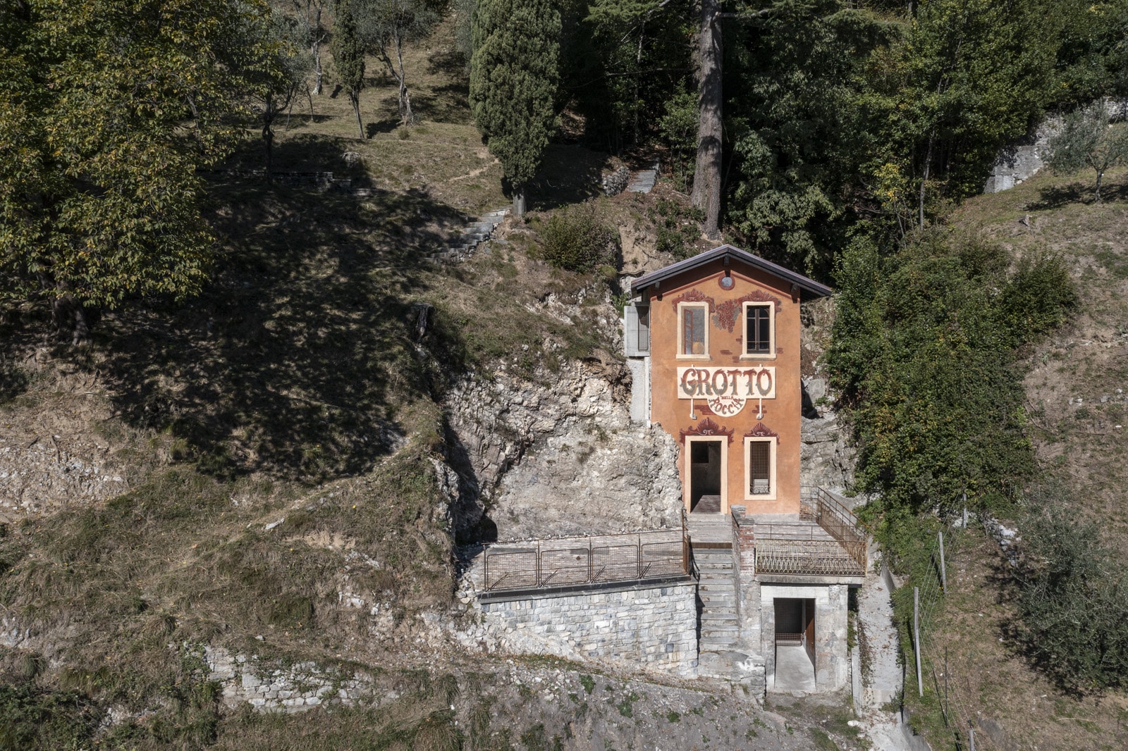 Numero immagine 33 della sezione corrente di Grotto della Roccia di Cosentino Italia