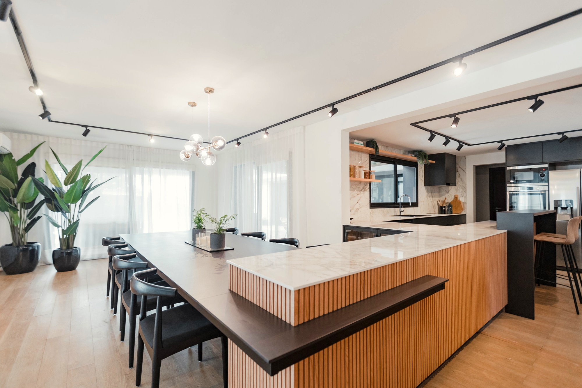 Bildnummer 20 des aktuellen Abschnitts von Kitchen and dining room merged by a precise design von Cosentino Österreich