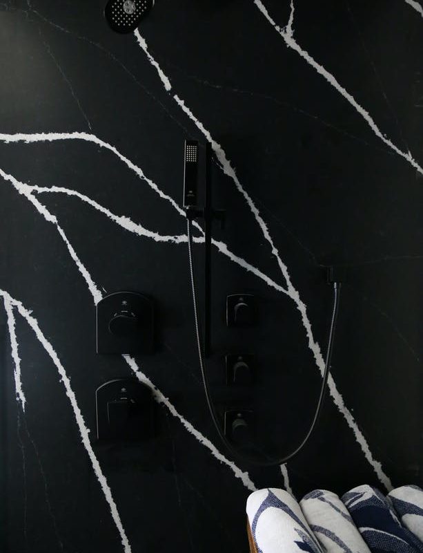 Image of plato ducha negro marquina 1 613x800 1 in black-shower-trays - Cosentino