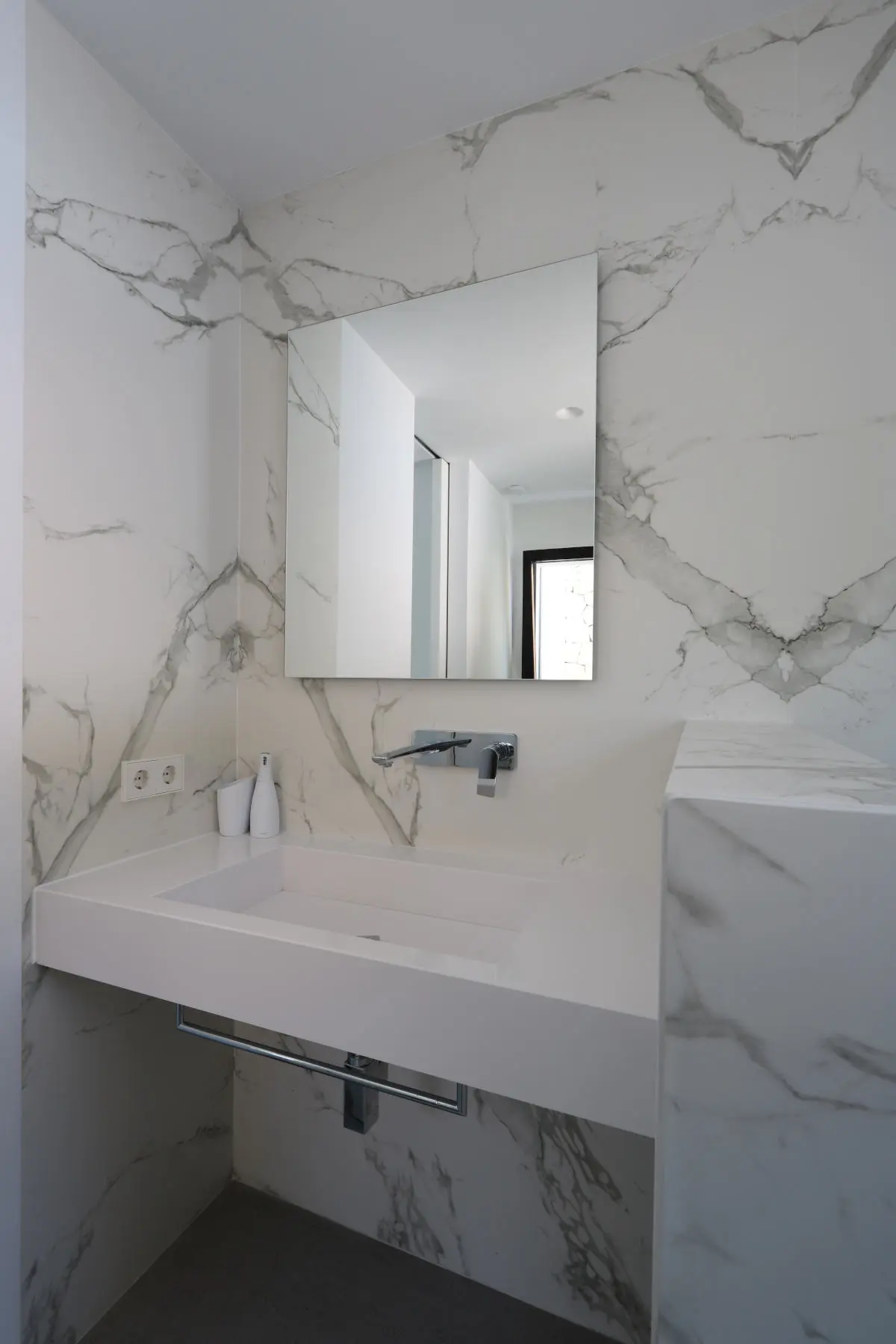 Image of Aura cladding and elegance sink in Desing and functionality in the Balearic Islands - Cosentino
