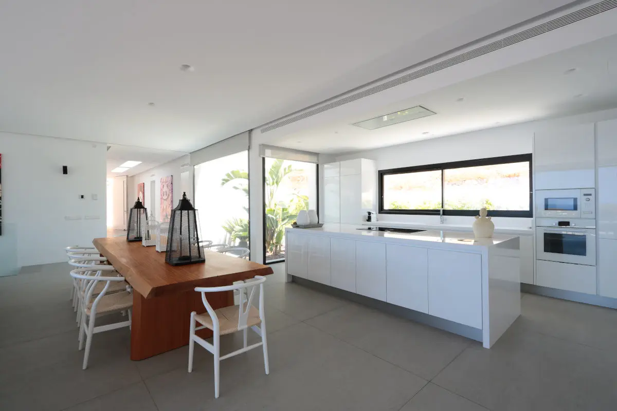 Image of iconic white kitchen strato floor 2 in Desing and functionality in the Balearic Islands - Cosentino