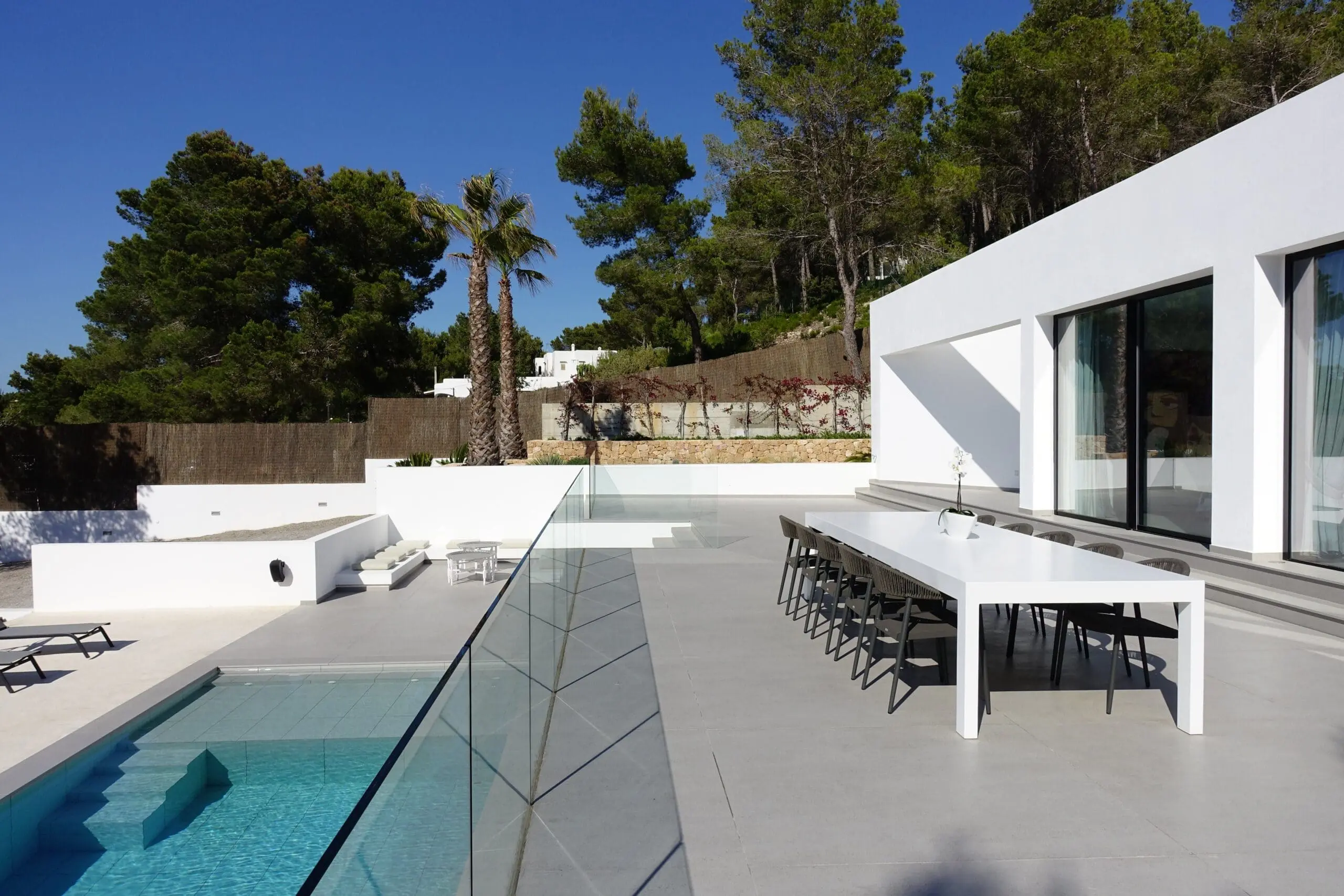 Image of Strato outdoor terrace 2 scaled in A modern house in Almería emphasises its contemporary lines by using Dekton for the floor and the interior of the swimming pool - Cosentino