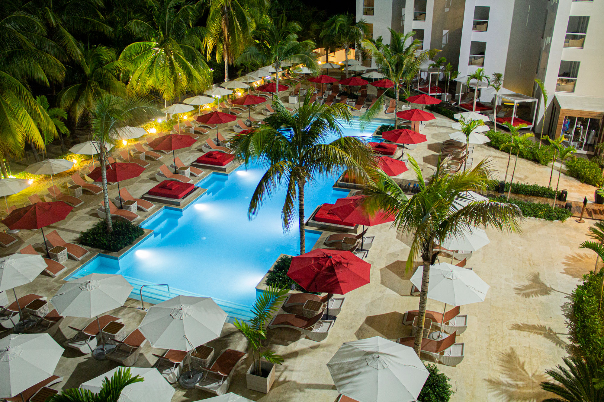 Image of Natural Stone Caliza Alba Hotel Jamaica S Pool1 in Spanish Court Jamaica - Cosentino