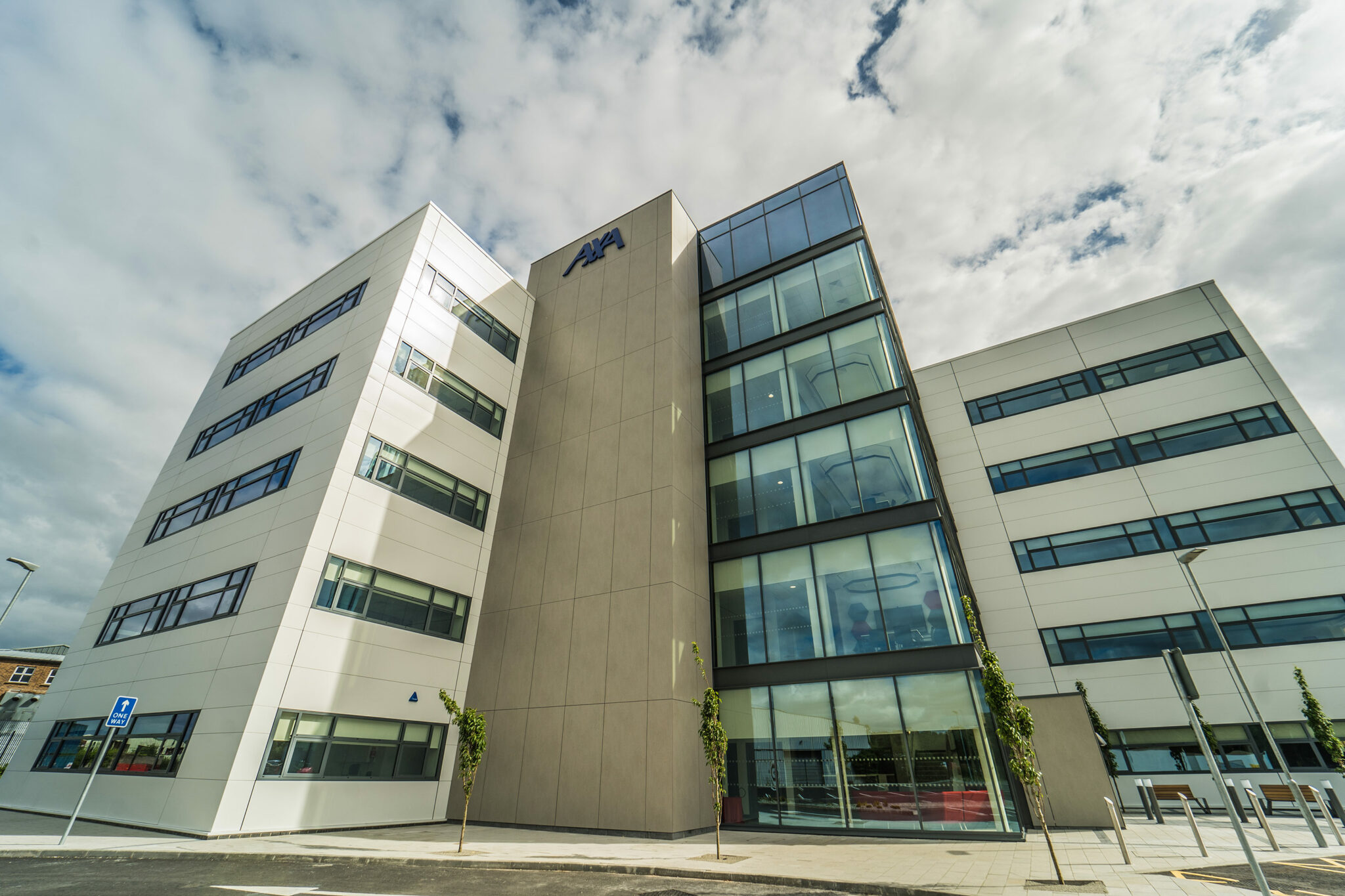 Image of JAY05499 scaled 1 in The whitest Dekton adds visual appeal and rhythm to the façade of an office building in Munich - Cosentino