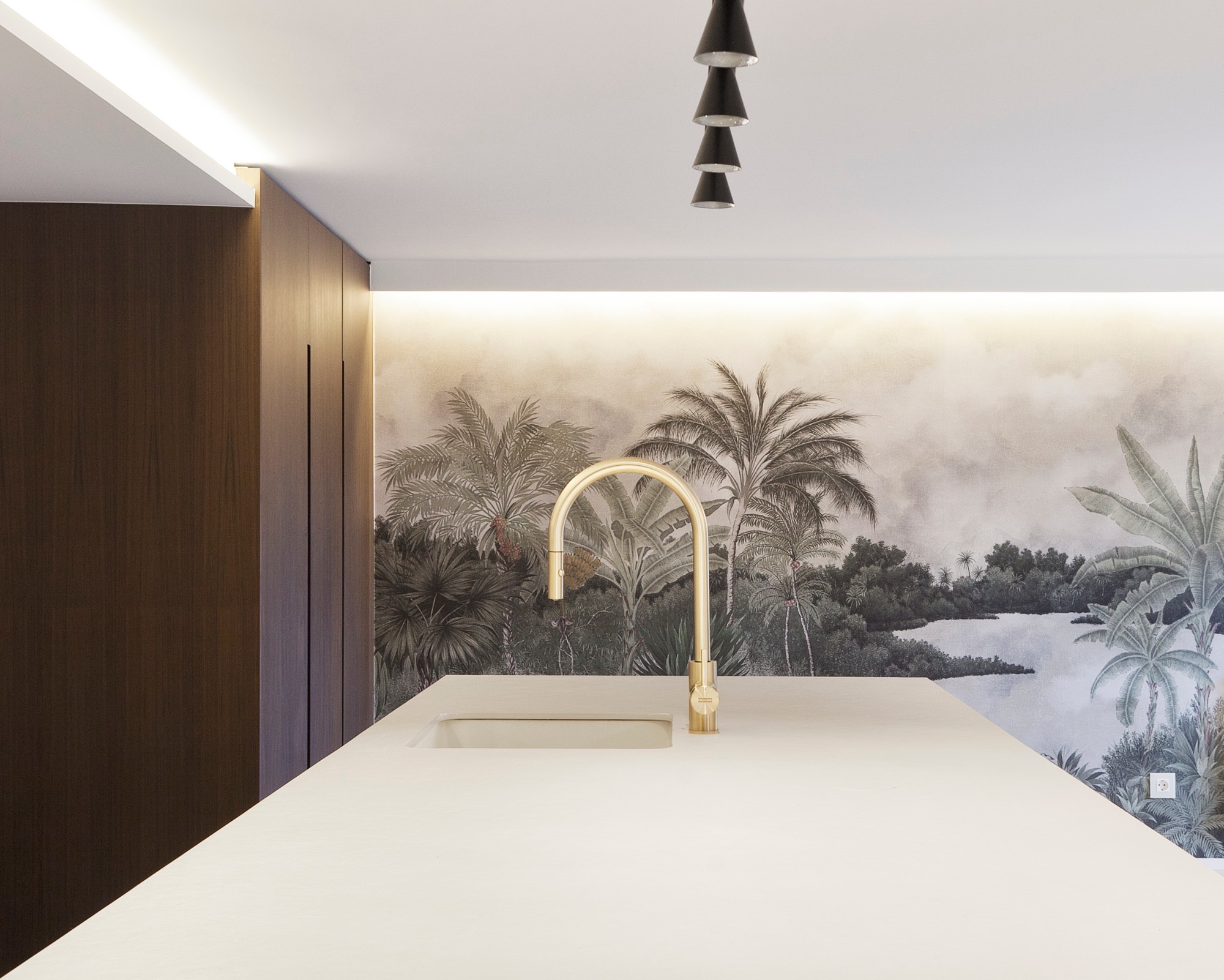 Image of MG 2803b in An exceptional modern haven facing the Aegean Sea that uses Dekton to blur the boundaries between inside and outside - Cosentino