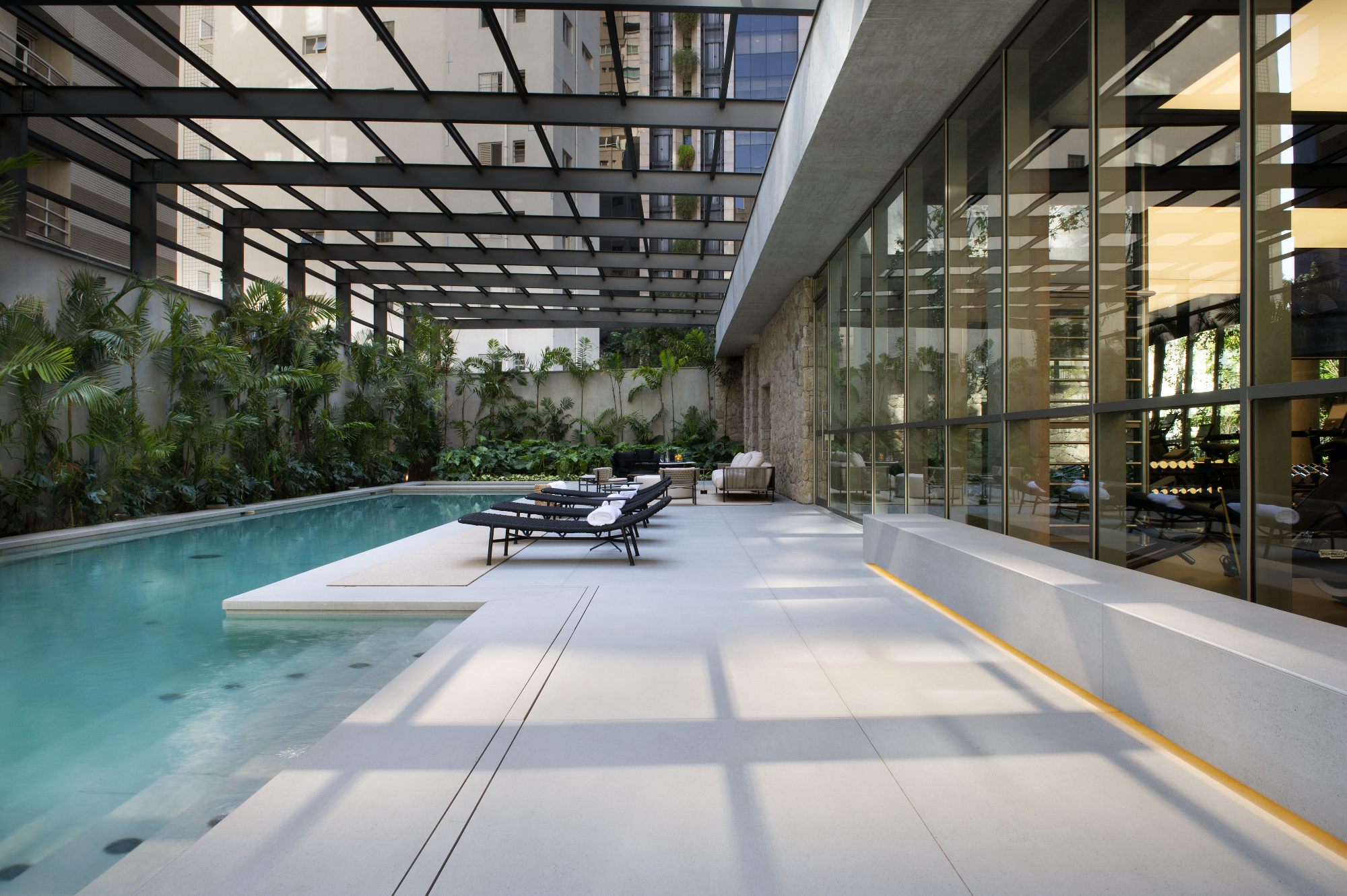 Image of DK STRATO @marcelo magnani.oficial @casabrasileiraitaim @jaderalmeida 2393 in Dekton Helena brings beauty and sustainability to a relaxed luxury flat in Singapore’s most exclusive area - Cosentino