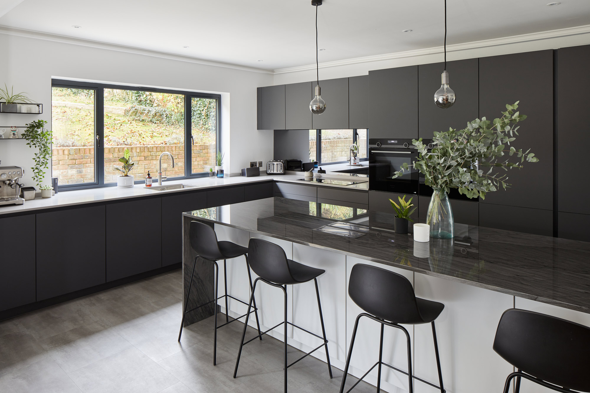Image of kitchen Hayes silestone sensa cocina 9 in {{Luxury and functionality in an attractive open-plan kitchen in Hayes }} - Cosentino
