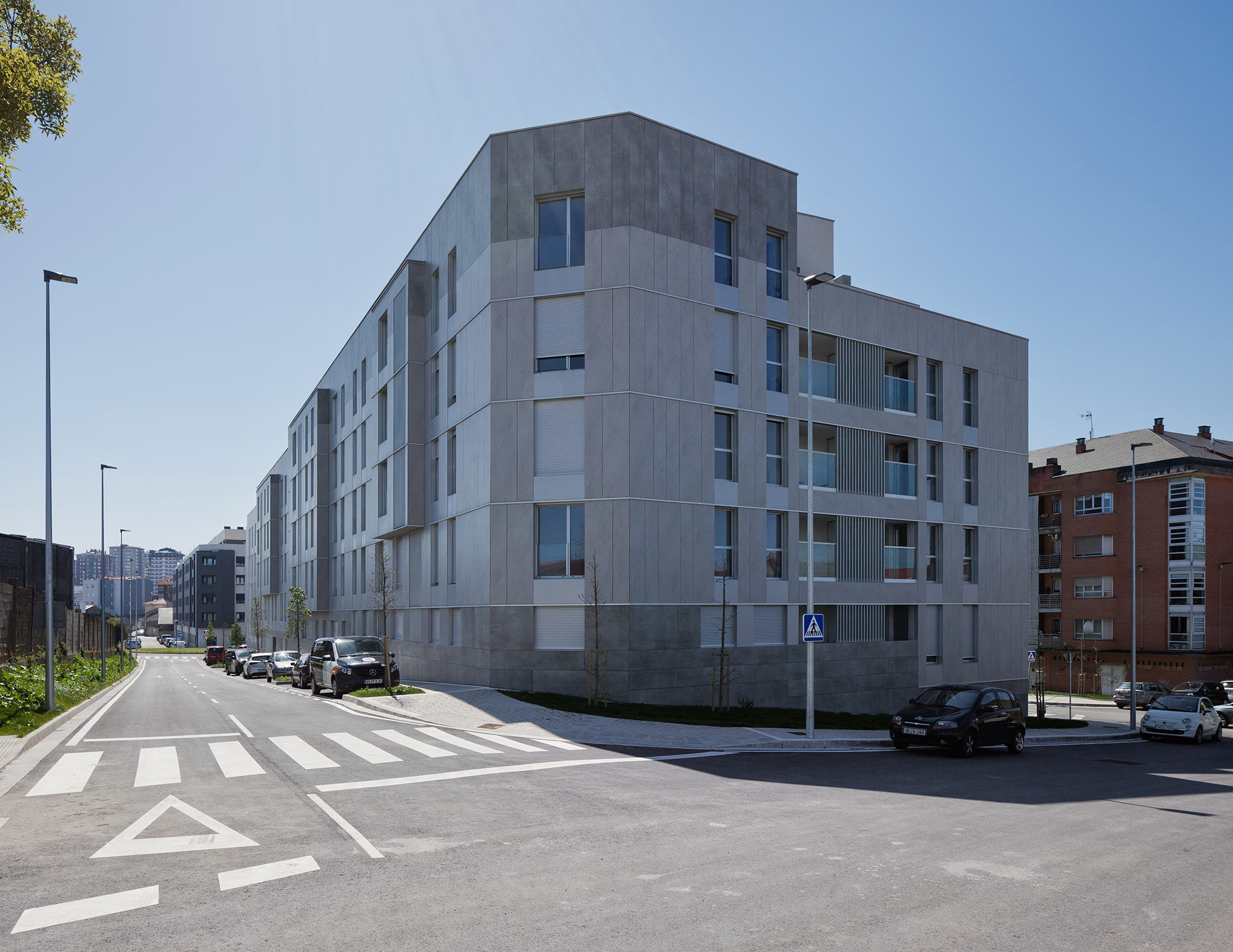 Image of fachada albericia santander dekton 20 in Compact style for a subsidised housing building  - Cosentino
