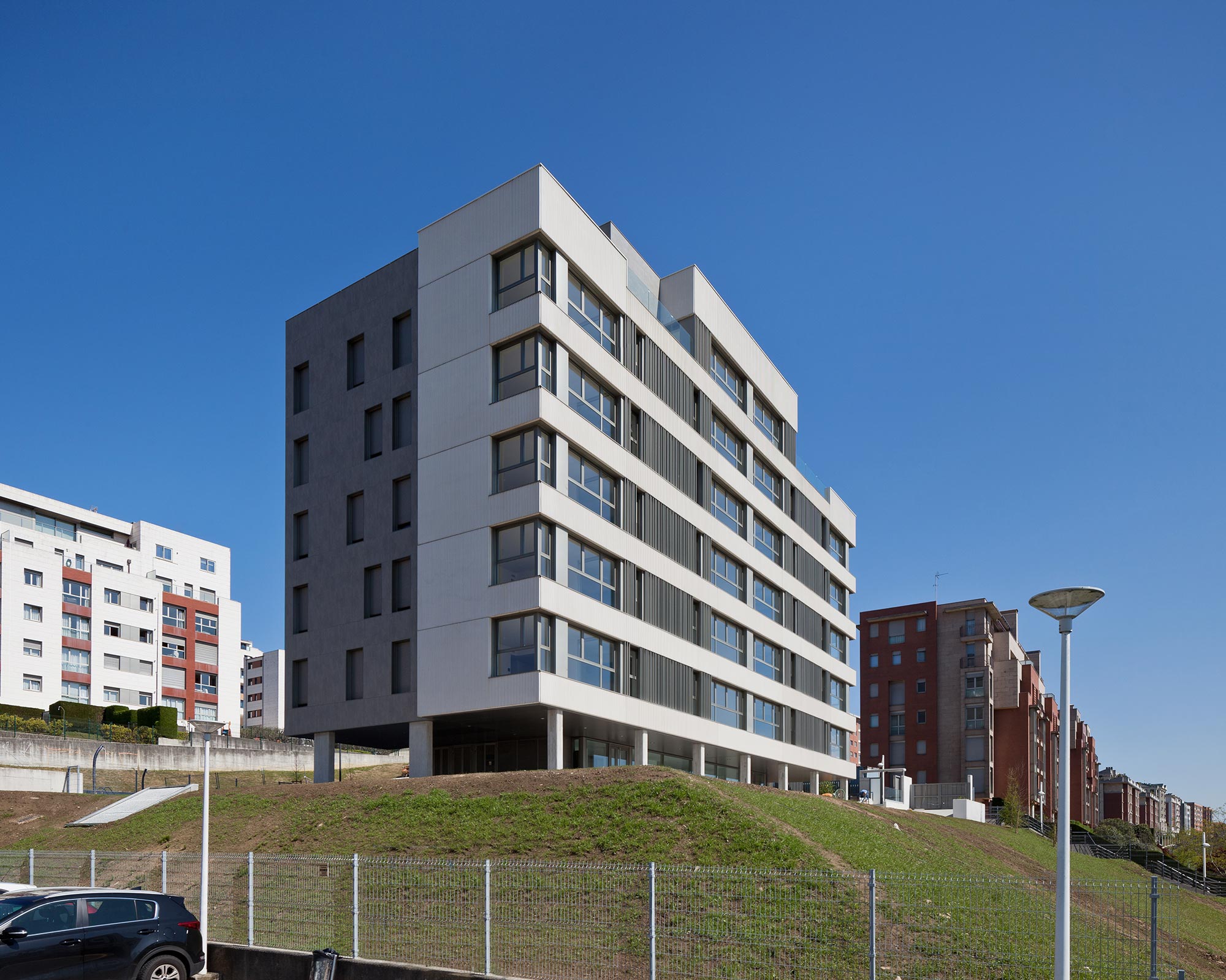 Image of fachada ernest lluch santander dekton keon 1 in A façade that masterfully combines concrete, steel and Dekton - Cosentino