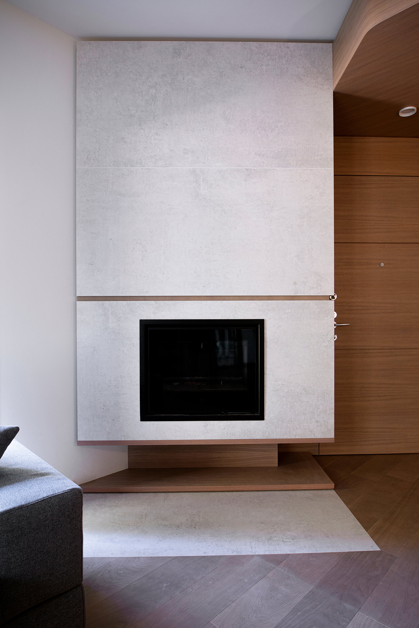 Image of villa italiana mariano cornese dekton 14 in One material, a range of uses: this modern house features Dekton Lunar in the fireplace, kitchen and bathroom - Cosentino