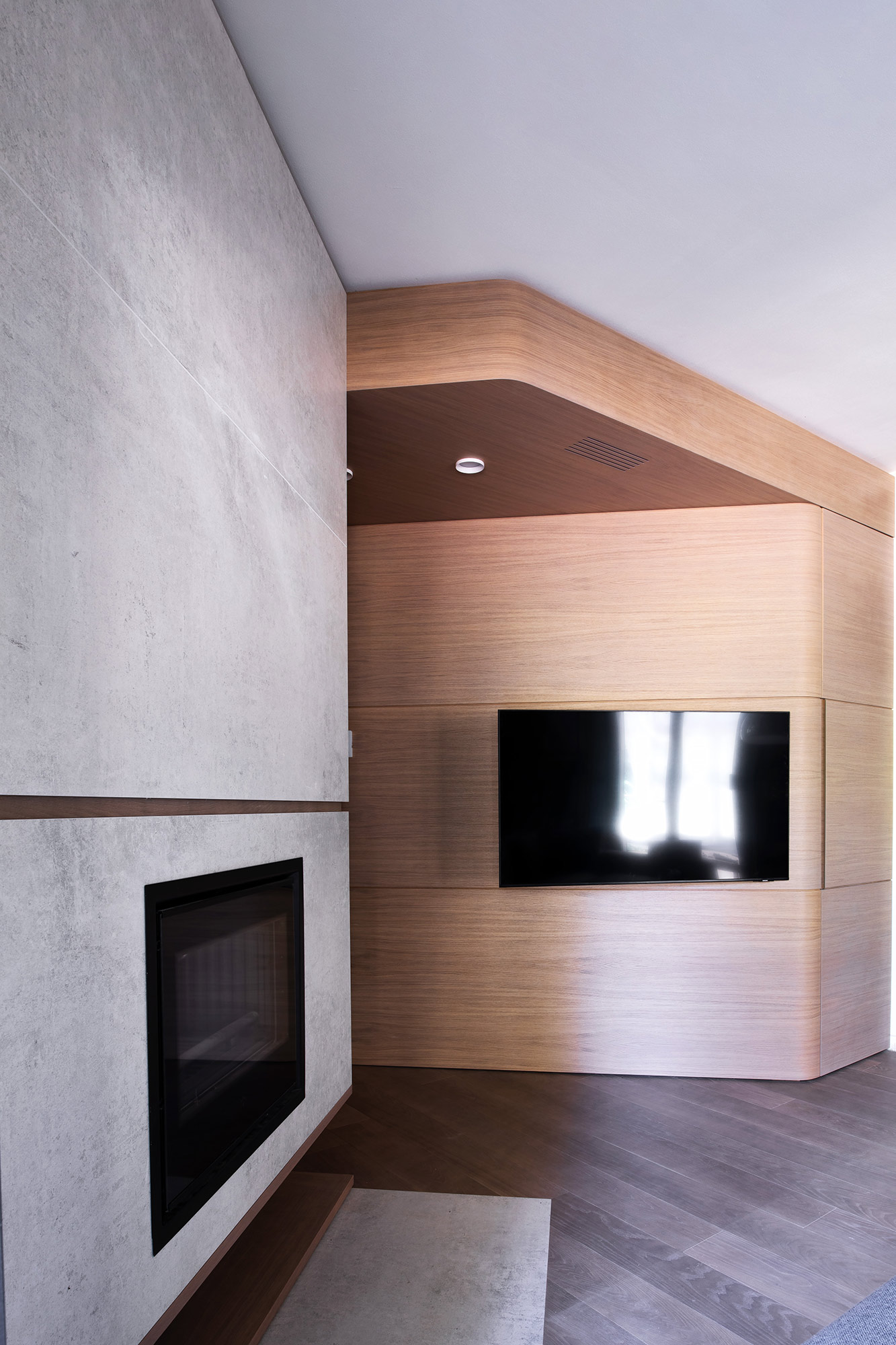 Image of villa italiana mariano cornese dekton 15 in One material, a range of uses: this modern house features Dekton Lunar in the fireplace, kitchen and bathroom - Cosentino