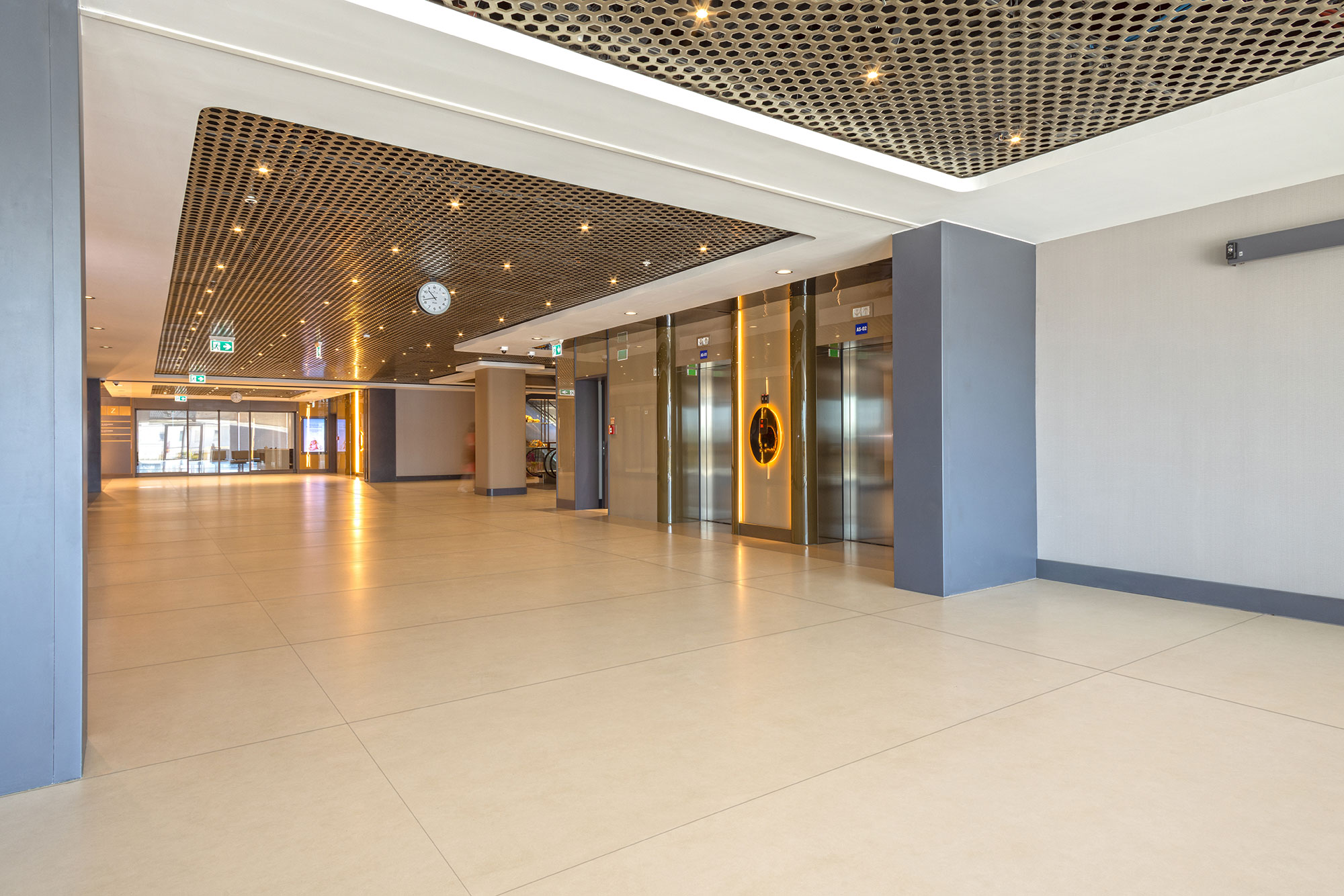Image of Medipol Bahcelievler 7 in Dekton welcomes visitors in luxury at the entrance of one of Istanbul’s busiest hospitals. - Cosentino