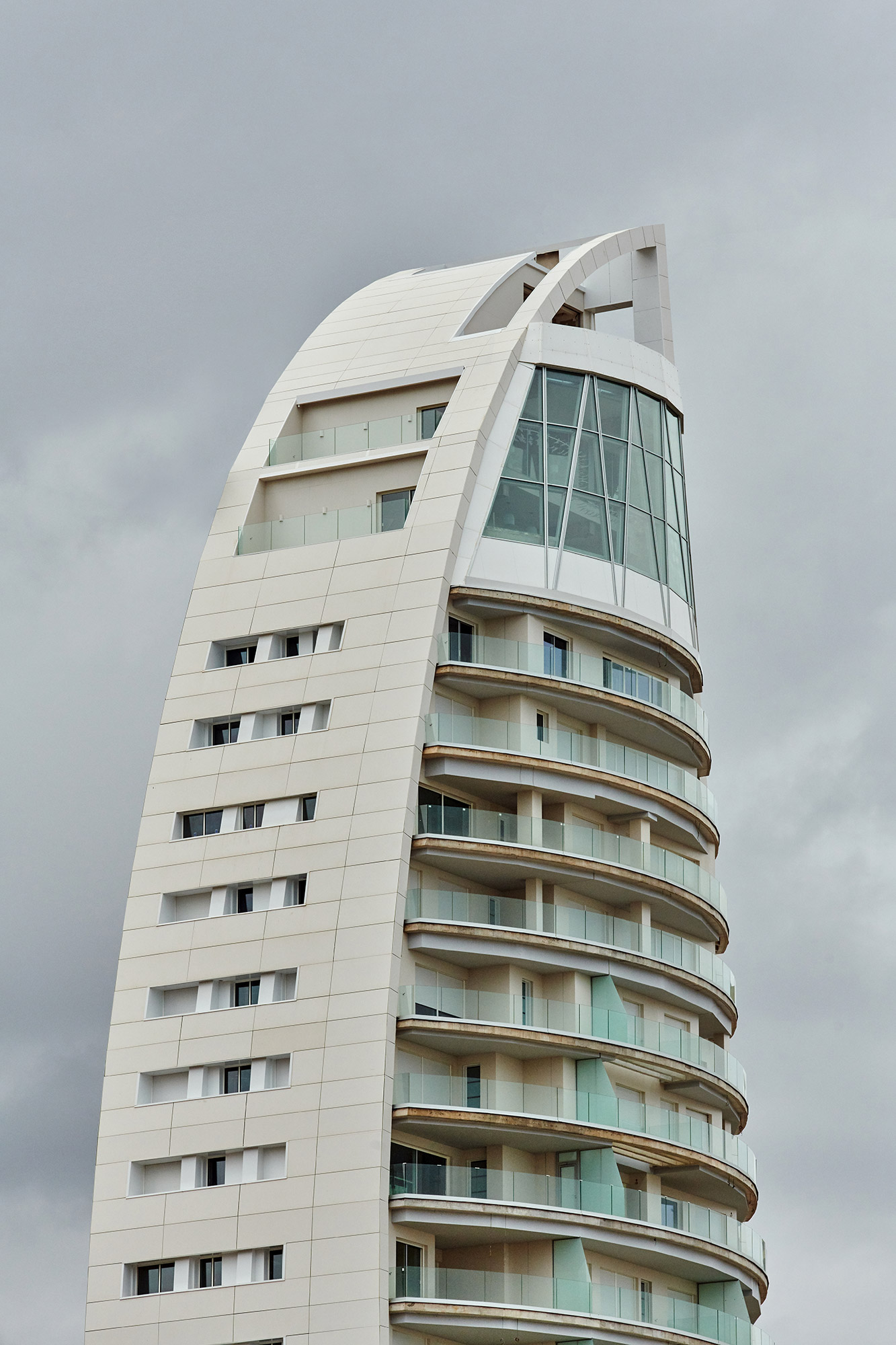 Image of delfin tower benidorm 10 in Dekton presents the world’s first curved and ventilated façade made of ultra-compact stone - Cosentino