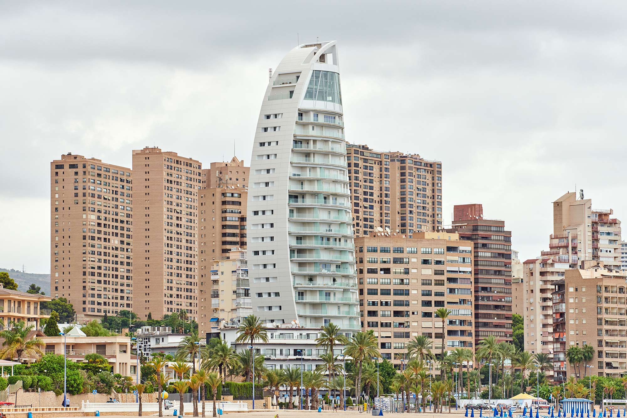 Image of delfin tower benidorm 14 in {{Dekton presents the world’s first curved and ventilated façade made of ultra-compact stone}} - Cosentino