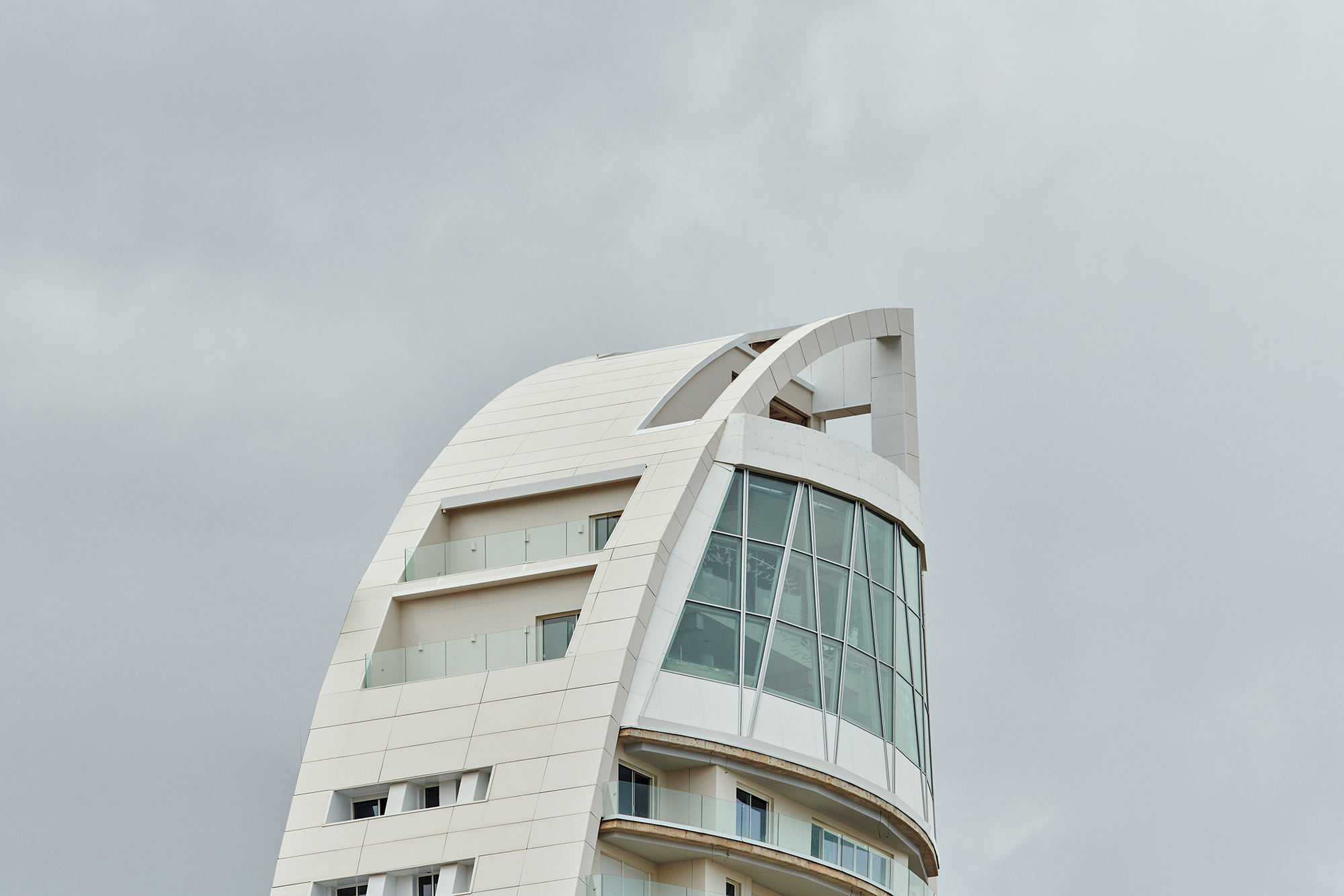 Image of delfin tower benidorm 15 in Dekton presents the world’s first curved and ventilated façade made of ultra-compact stone - Cosentino