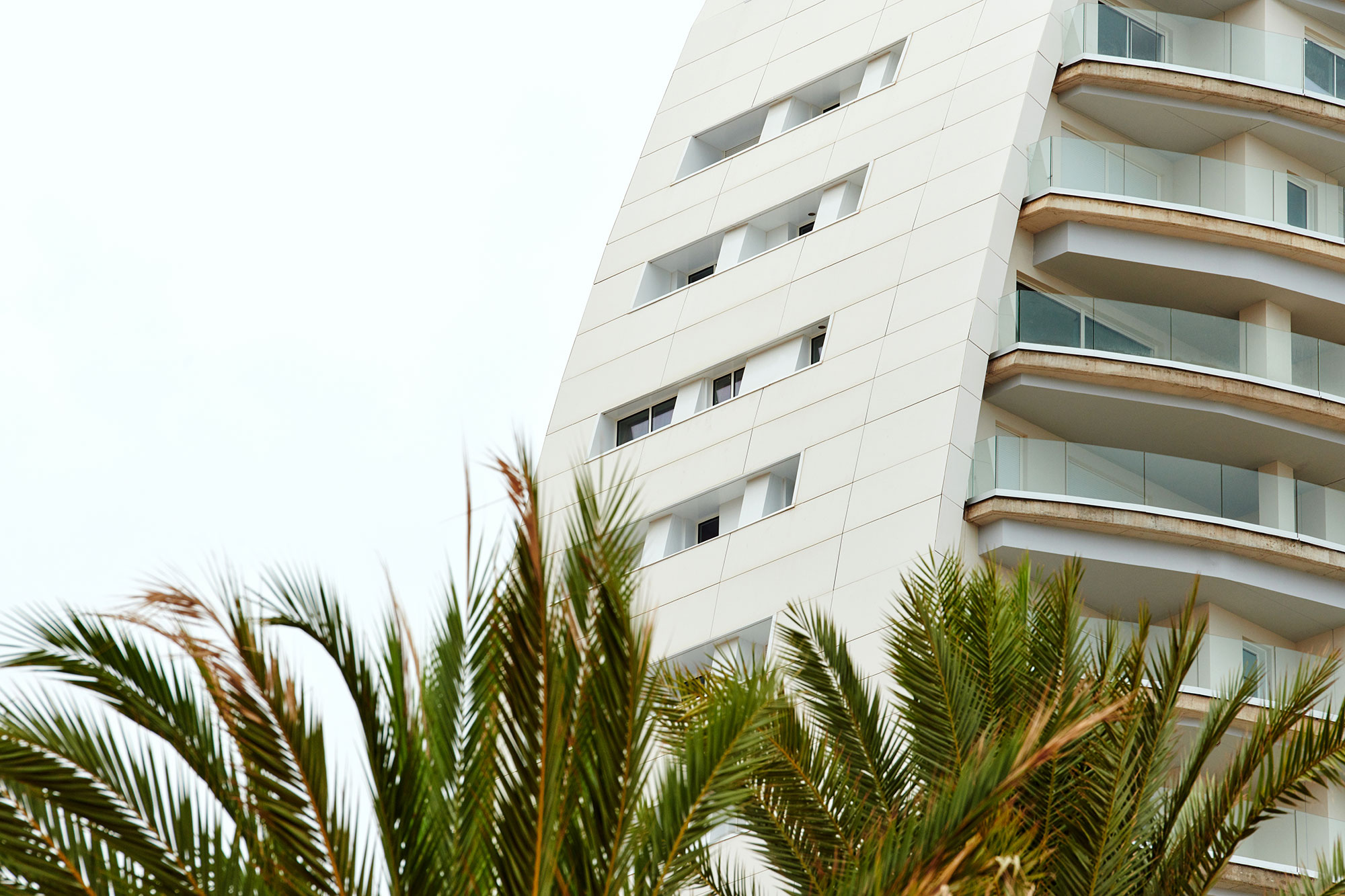Image of delfin tower benidorm 17 in Dekton presents the world’s first curved and ventilated façade made of ultra-compact stone - Cosentino