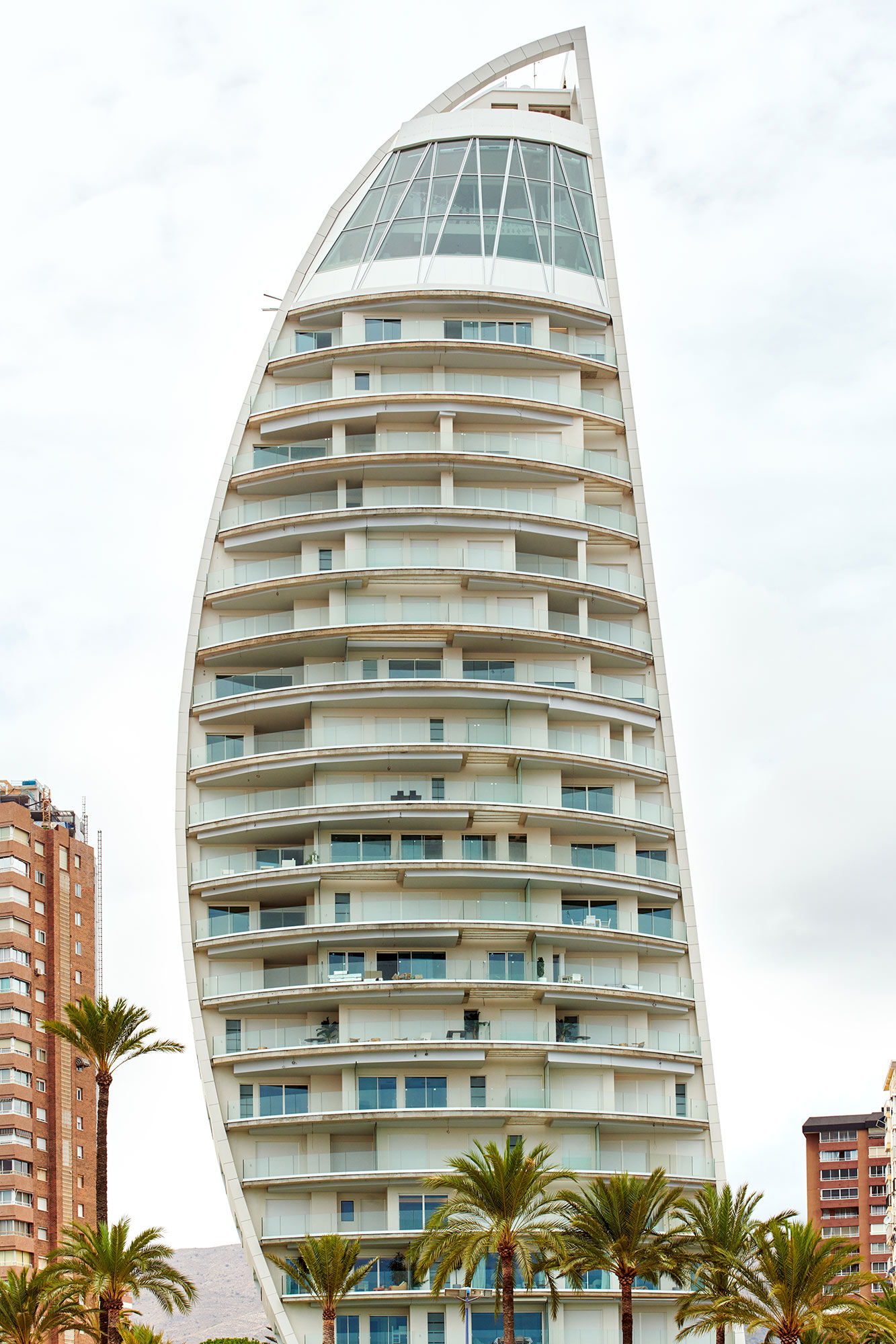 Image of delfin tower benidorm 2 in Dekton presents the world’s first curved and ventilated façade made of ultra-compact stone - Cosentino