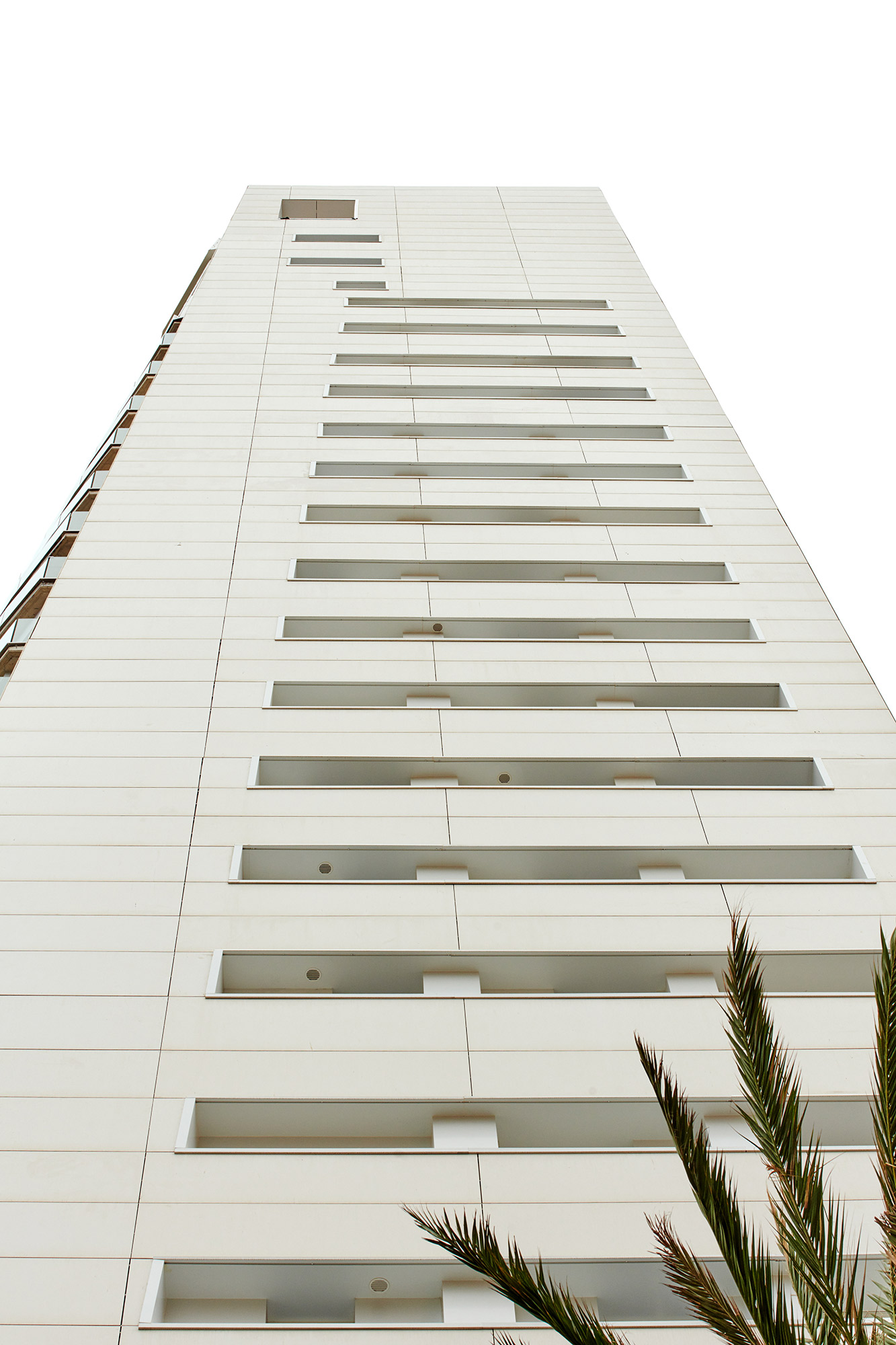 Image of delfin tower benidorm 4 in Dekton presents the world’s first curved and ventilated façade made of ultra-compact stone - Cosentino