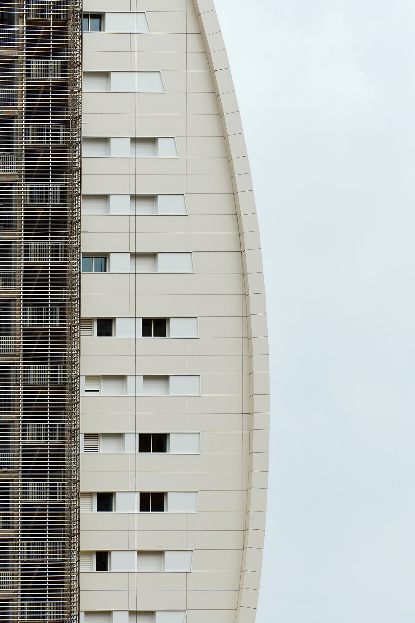Image of delfin tower benidorm 7 in Dekton presents the world’s first curved and ventilated façade made of ultra-compact stone - Cosentino