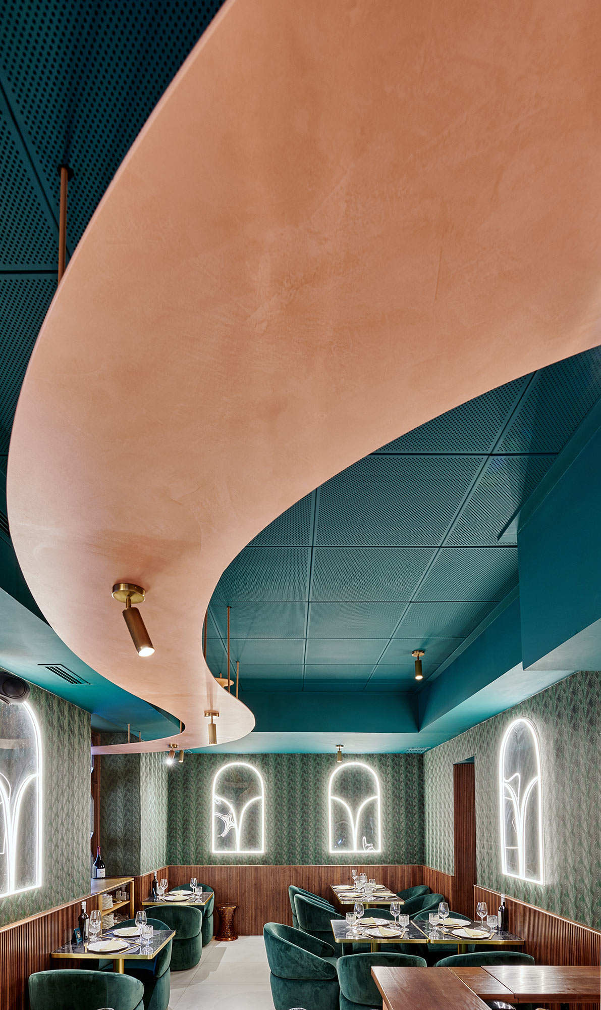 Image of barrafina valencia LGC 9318 in Dekton gives character to the bar and the organically shaped ceiling of this unique restaurant in Valencia - Cosentino
