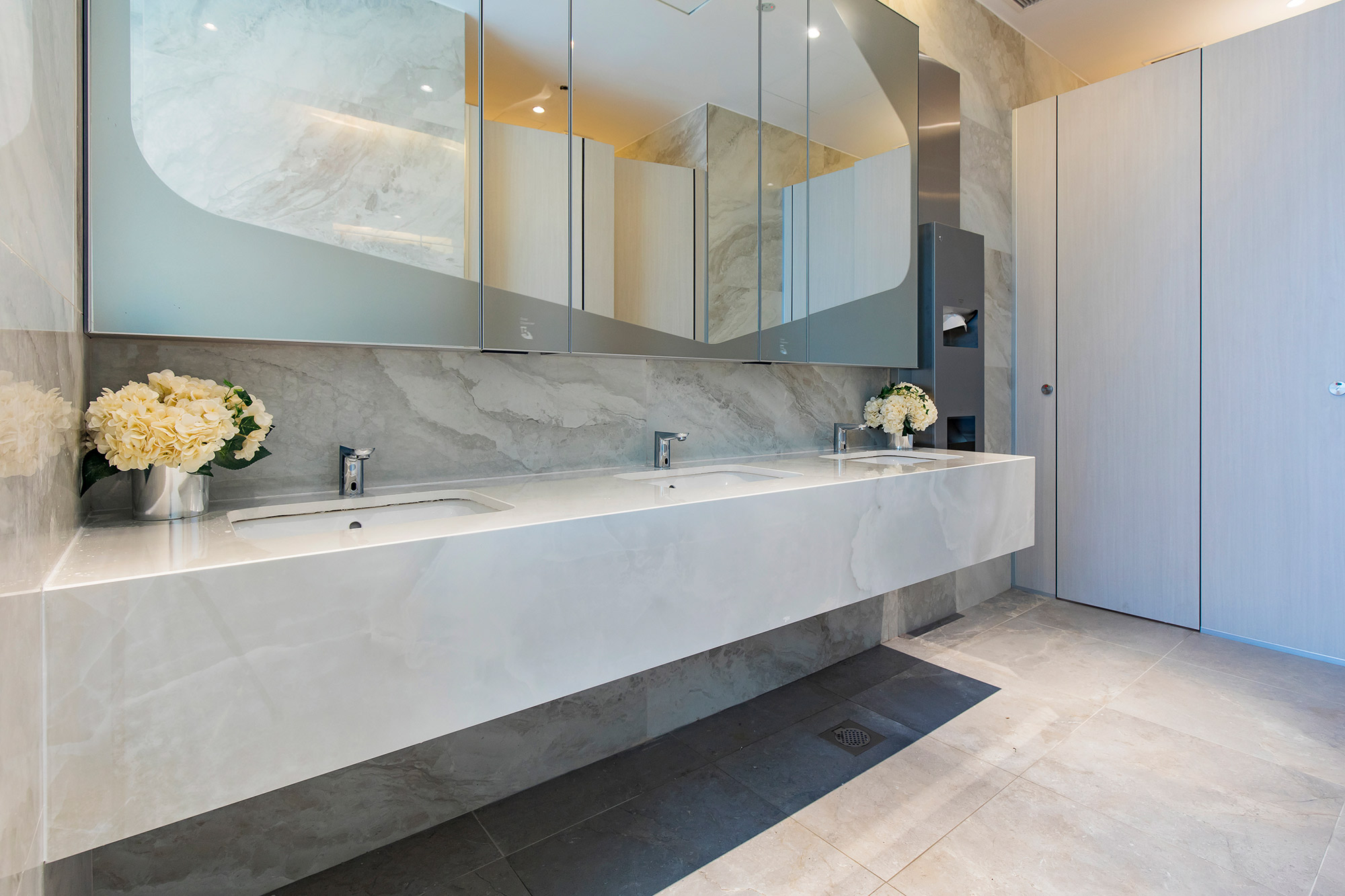Image of bathroom cape royal 4 in Dekton adds a new touch of elegance to the reception area of a luxury development in Singapore - Cosentino