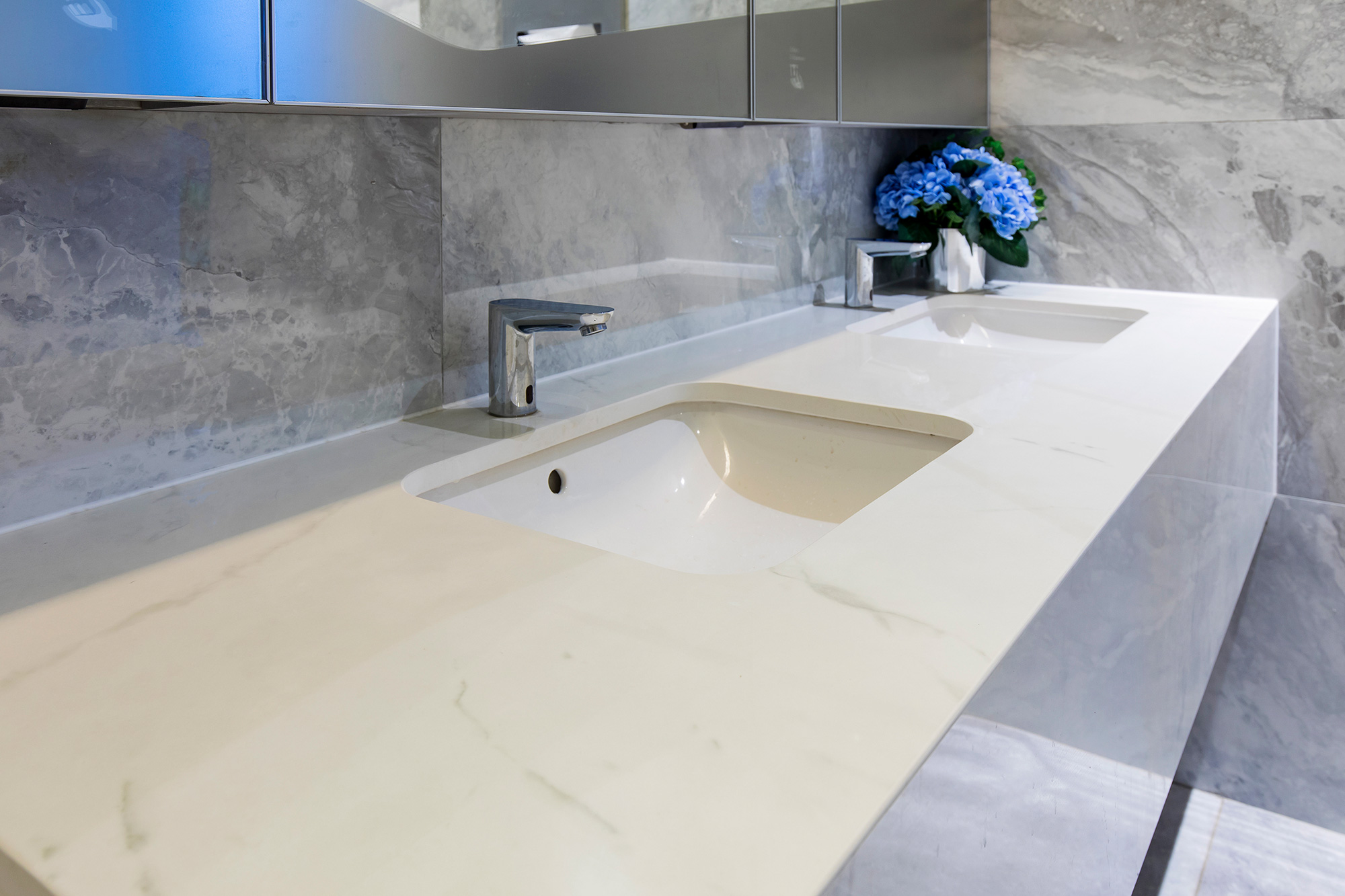 Image of bathroom cape royal in Dekton adds a new touch of elegance to the reception area of a luxury development in Singapore - Cosentino