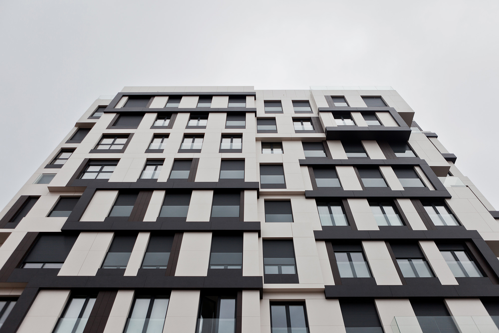 Image of Edificio Aresa 11 in {{A state-of-the-art building in Lugo chooses Dekton to clad its complex façade}} - Cosentino