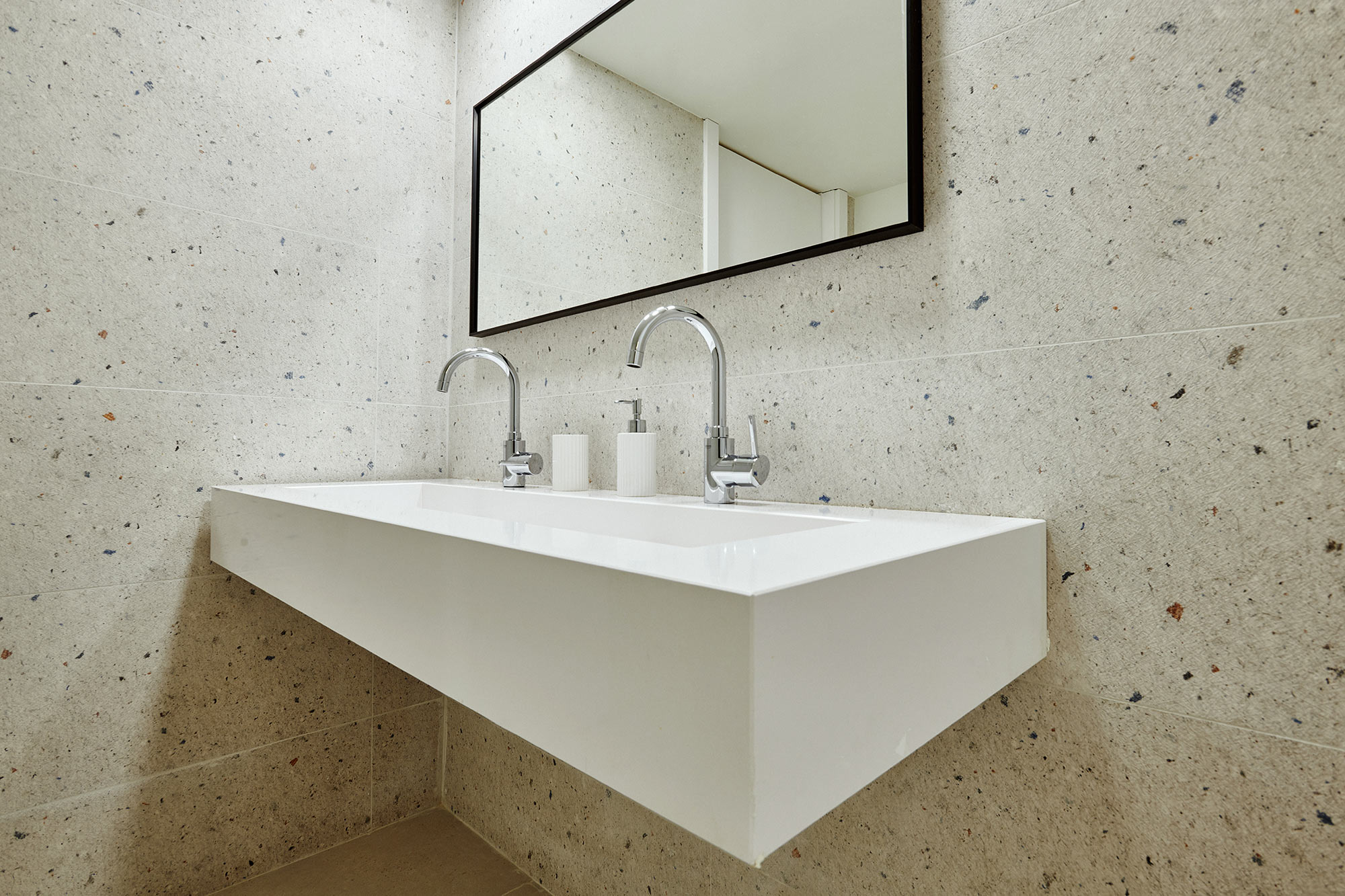 Image of aedas homes bano silestone blanco zeus 4 in Cosentino, the star of the new functional, modern and sustainable house in the AEDAS Homes showroom in Madrid - Cosentino