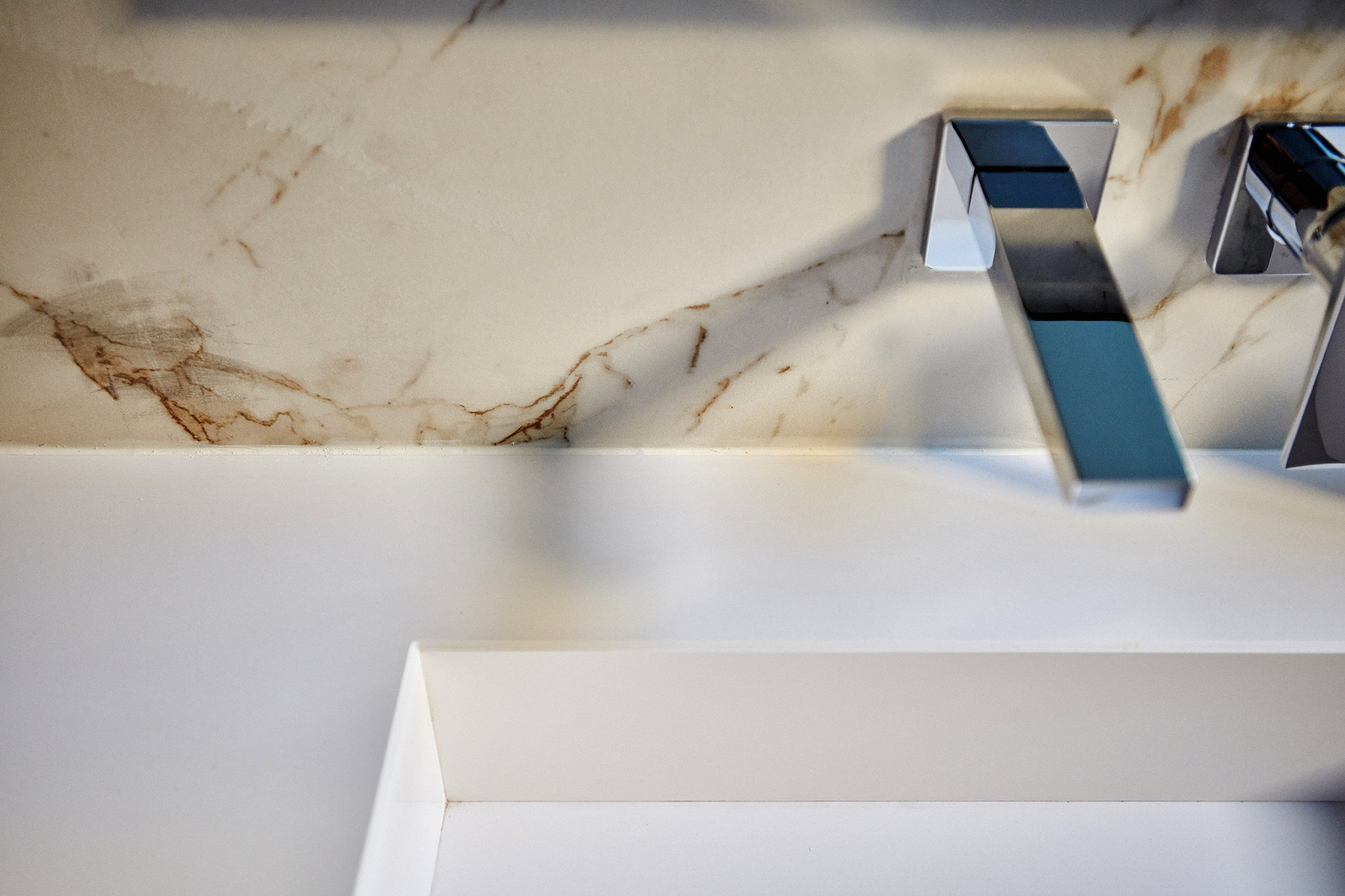 Image of aedas homes bano silestone entzo 2 in Cosentino, the star of the new functional, modern and sustainable house in the AEDAS Homes showroom in Madrid - Cosentino