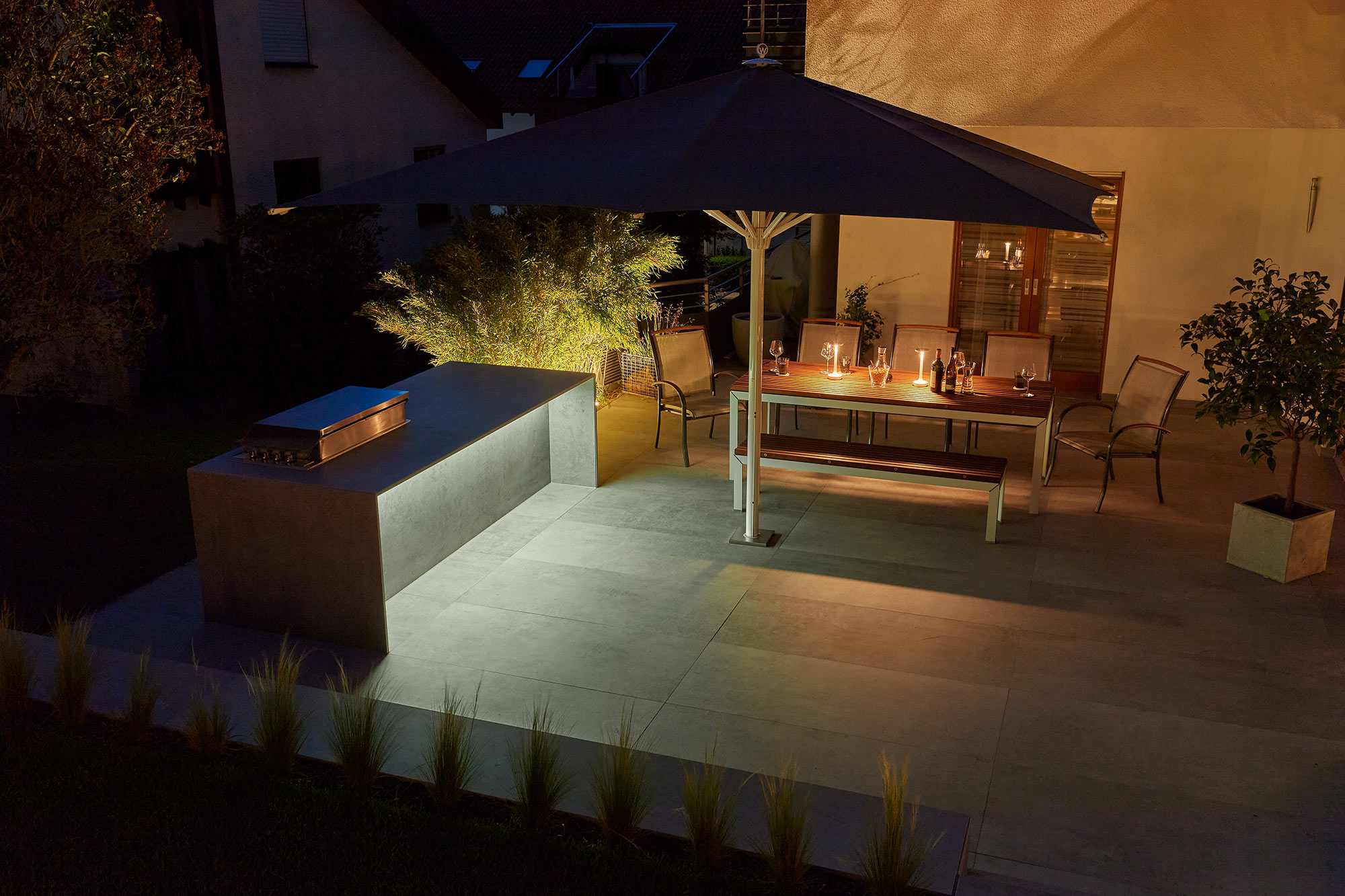 Image of Garden Flooring Outdoor Kitchen HELD 12 in Dekton, the perfect solution for a garden exposed to extreme temperature changes - Cosentino