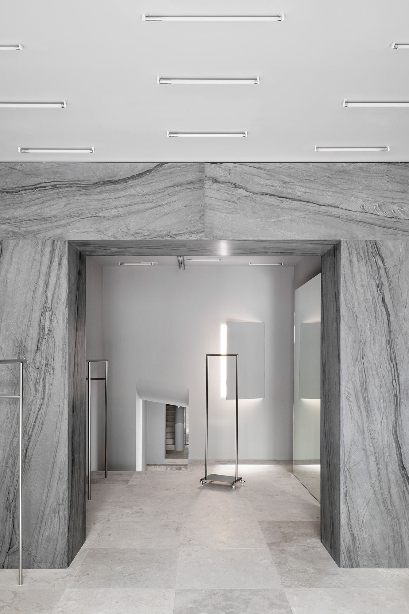 Image of Redondo Brand Store GERMAN SAIZ 3 in {{A monolithic arch in Sensa Platino gives character to a new fashion shop in Madrid}} - Cosentino