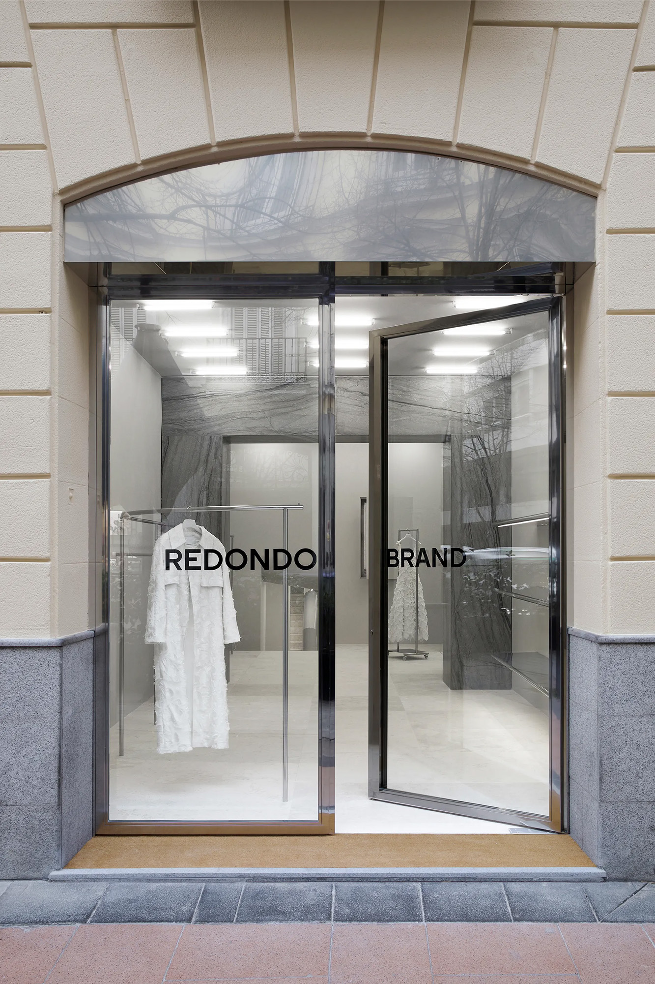 Image of Redondo20Store20SAIZ201 in A monolithic arch in Sensa Platino gives character to a new fashion shop in Madrid - Cosentino