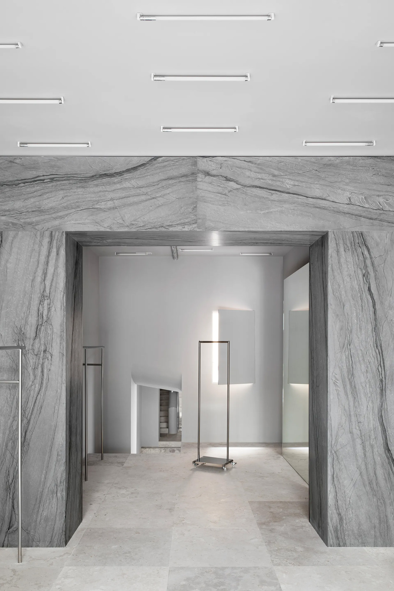Image of Redondo20Store20SAIZ203 in A monolithic arch in Sensa Platino gives character to a new fashion shop in Madrid - Cosentino