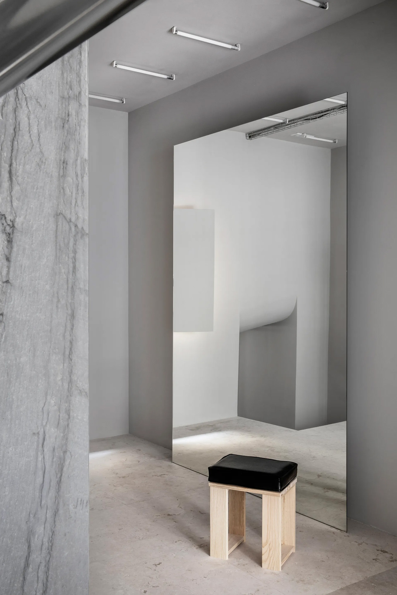 Image of Redondo20Store20SAIZ205 in A monolithic arch in Sensa Platino gives character to a new fashion shop in Madrid - Cosentino