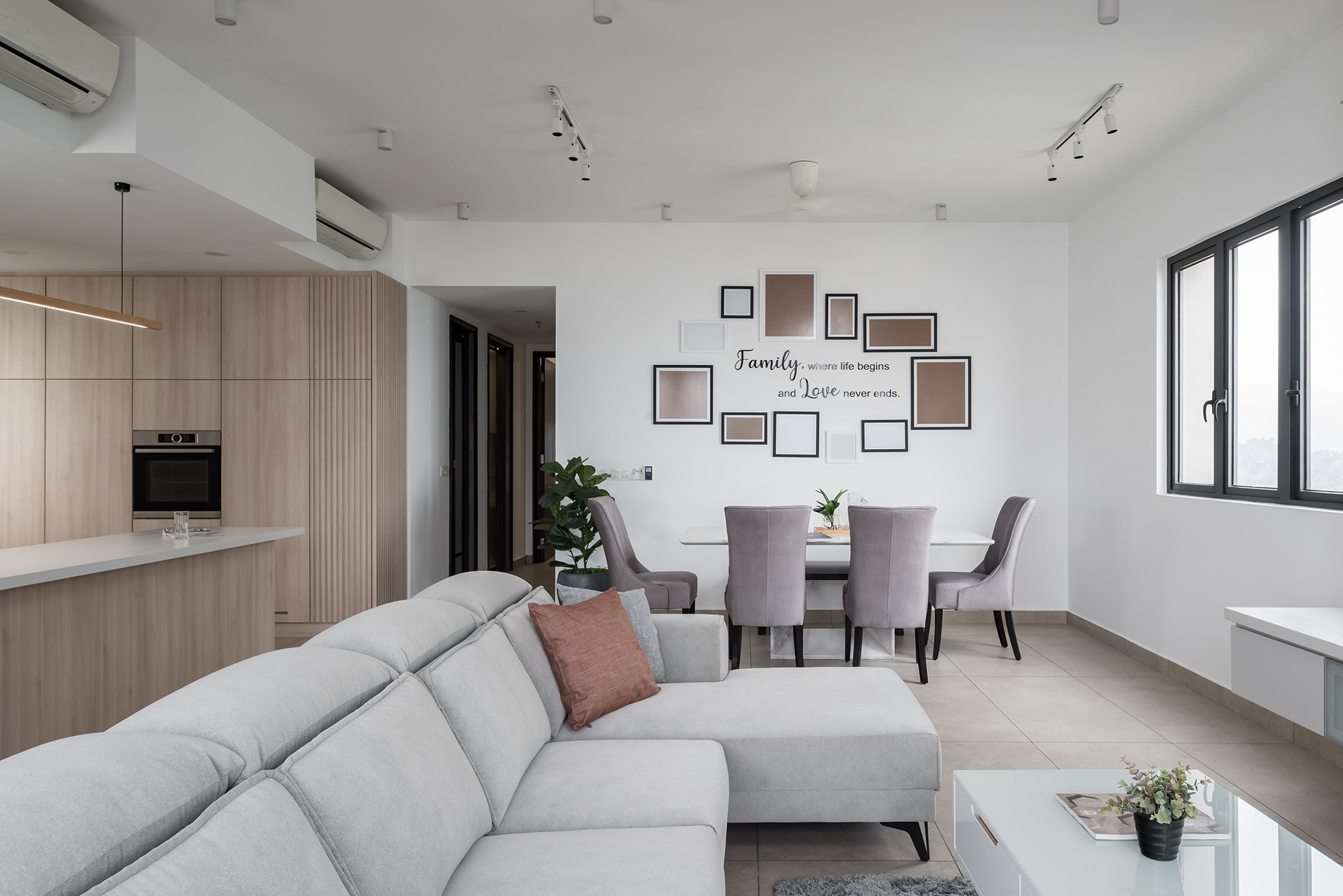 Image of Tamarind Malasia 12 in A seaside flat with a relaxed atmosphere, which enhances the brightness thanks to the off-white tone of Dekton Nayla - Cosentino