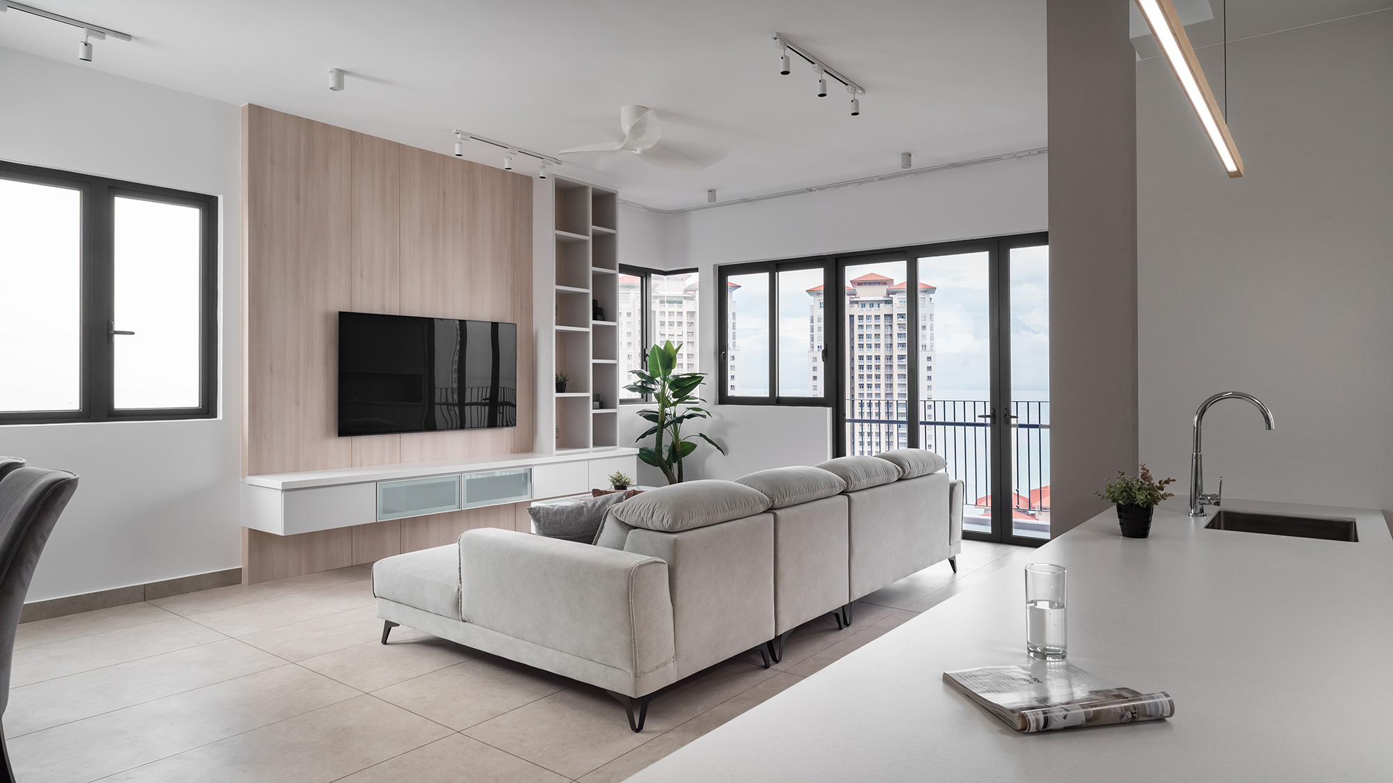 Image of Tamarind Malasia 14 in {{A seaside flat with a relaxed atmosphere, which enhances the brightness thanks to the off-white tone of Dekton Nayla}} - Cosentino