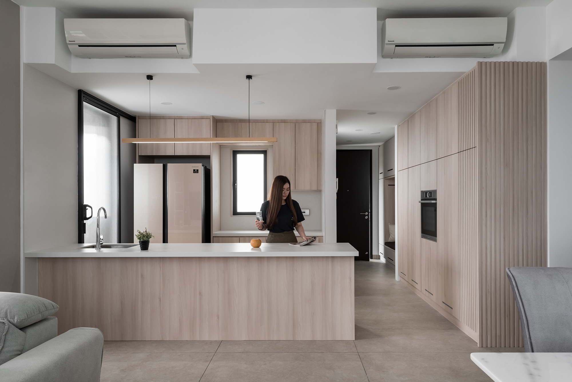 Image of Tamarind Malasia 16 in A seaside flat with a relaxed atmosphere, which enhances the brightness thanks to the off-white tone of Dekton Nayla - Cosentino