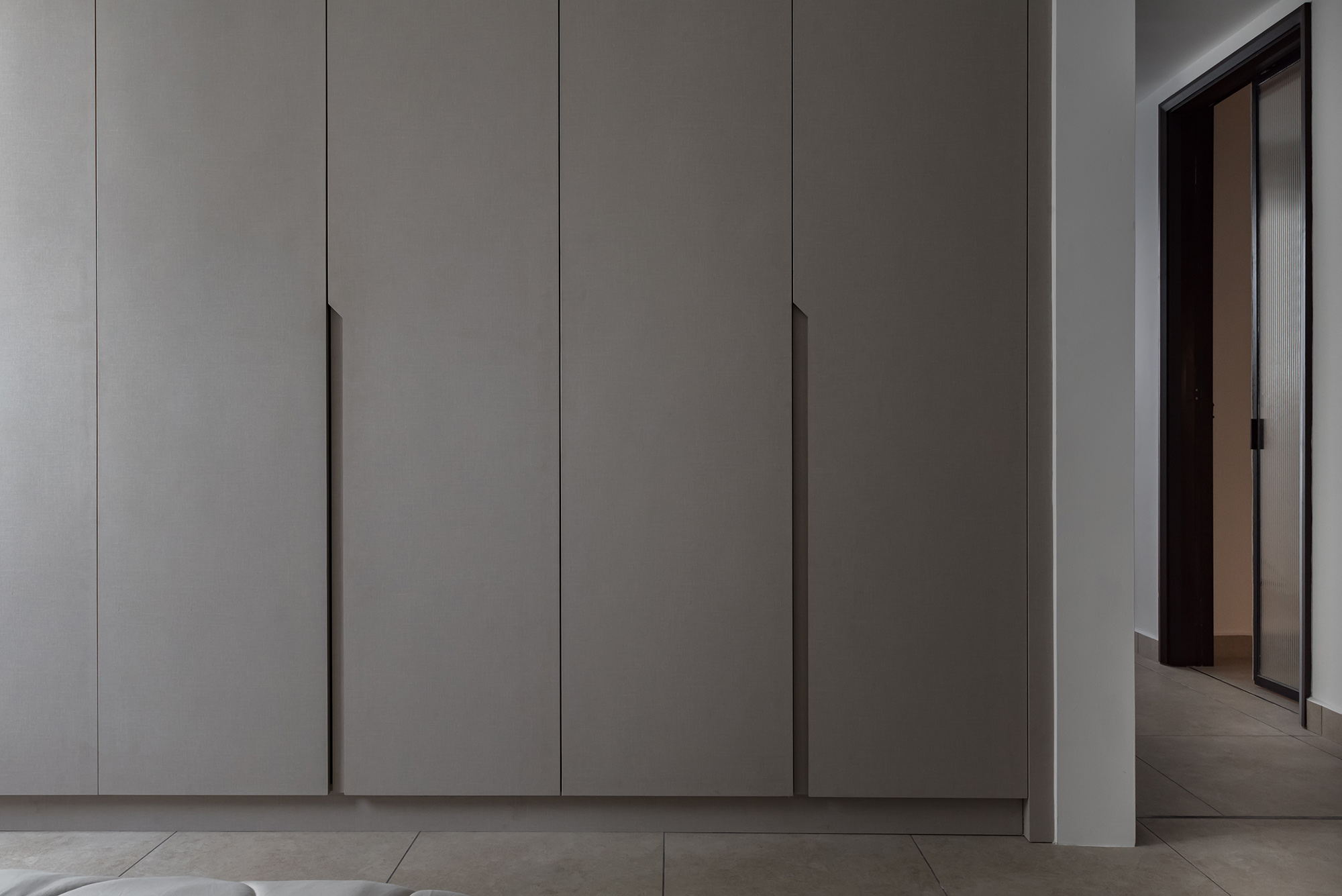 Image of Tamarind Malasia 4 in A seaside flat with a relaxed atmosphere, which enhances the brightness thanks to the off-white tone of Dekton Nayla - Cosentino