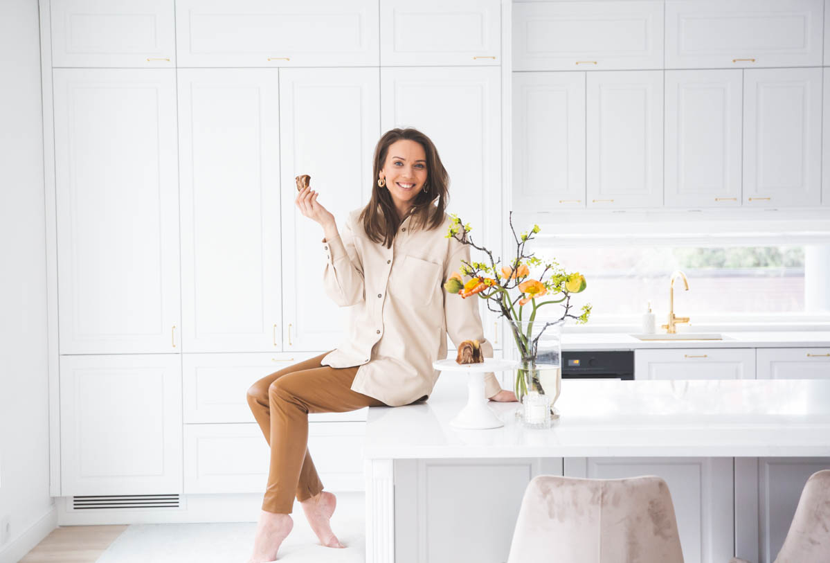Image of Silestone Calacatta Gold @hannavayrynen 1 1 in {{Strictly Style blogger Hanna Väyrynen realized her dream of a stunning American style kitchen with a large kitchen island }} - Cosentino