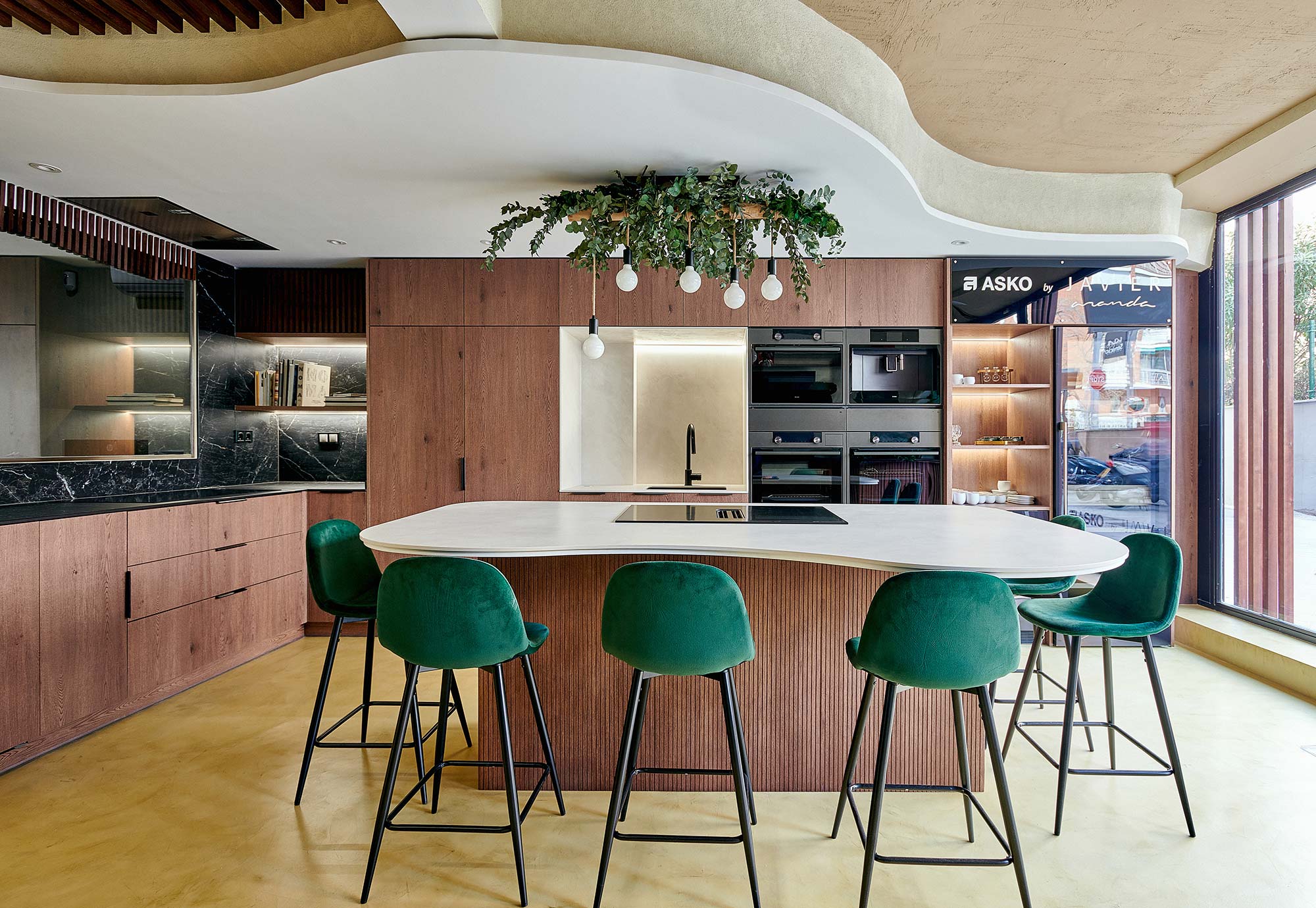 Image of asko Javier Aranda 24 in Dekton for the curved lines of this bold Madrid flat - Cosentino