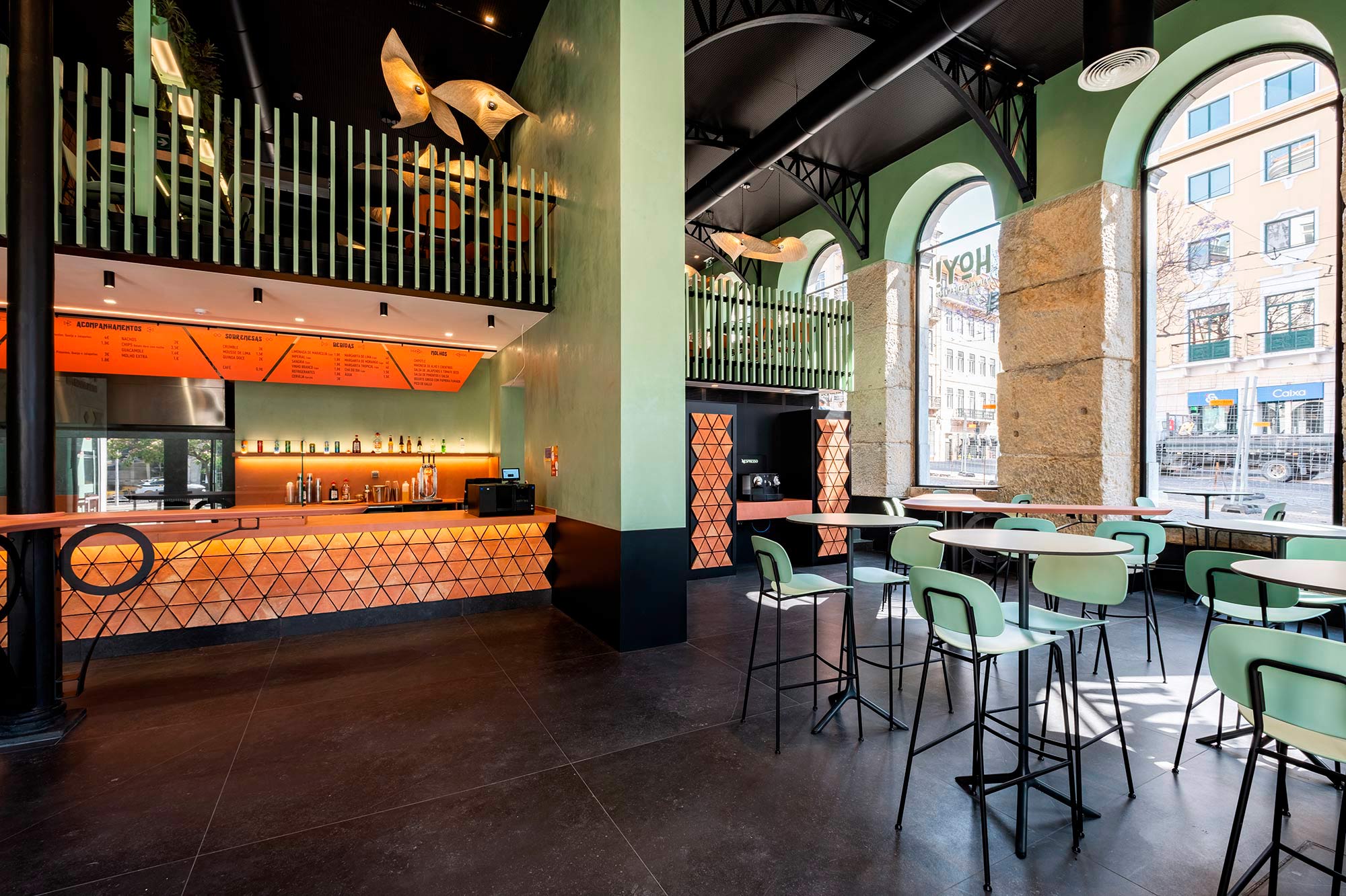 Image of Hoy Restaurant 25 in This renowned Parisian restaurant featuring Cosentino surfaces on its tables, bar tops and walls is a lesson in modern and elegant décor - Cosentino