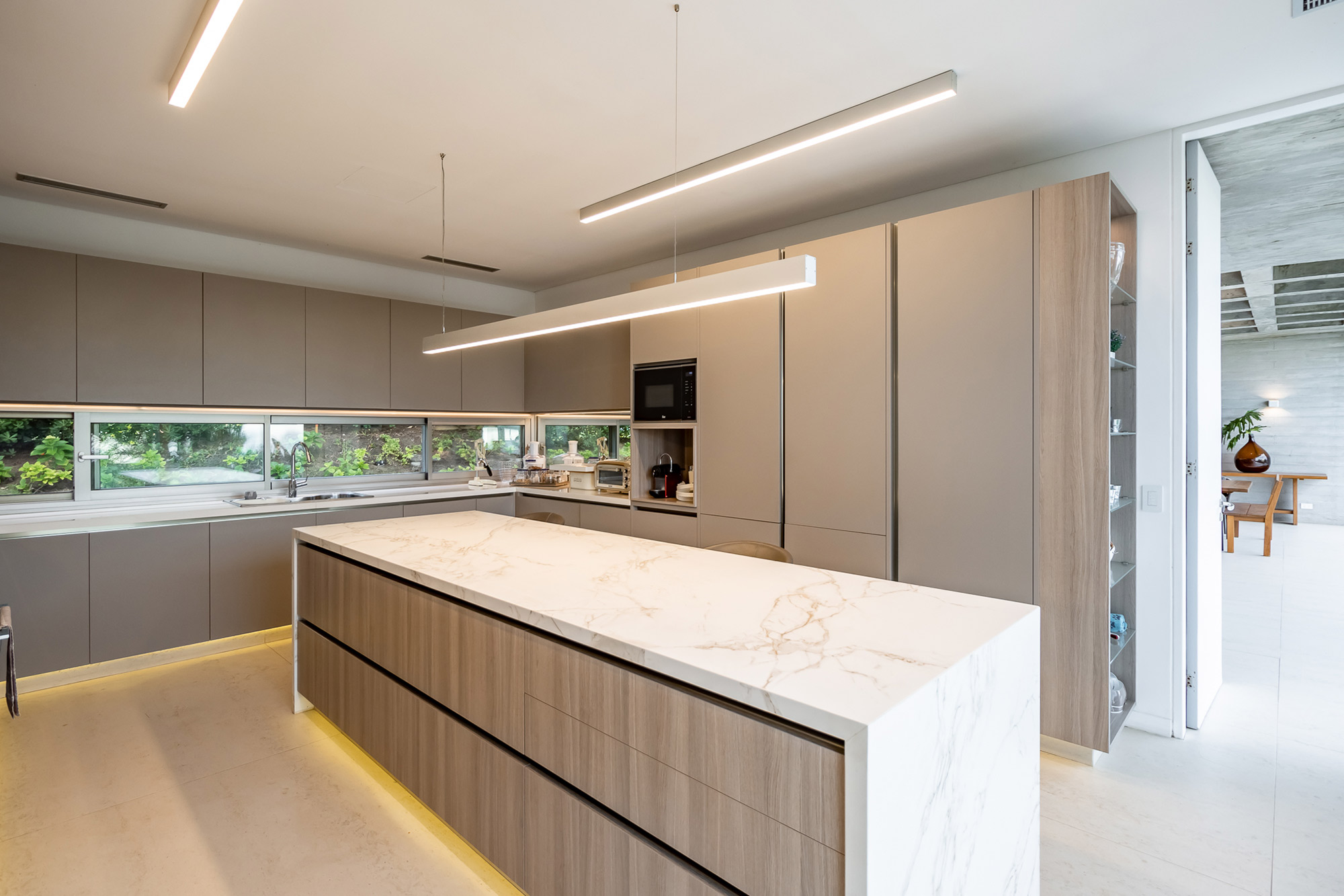 Image of Casa Punta del Este 11 in Colorful two-toned kitchens in North Carolina inspired by Silestone Sunlit Days - Cosentino