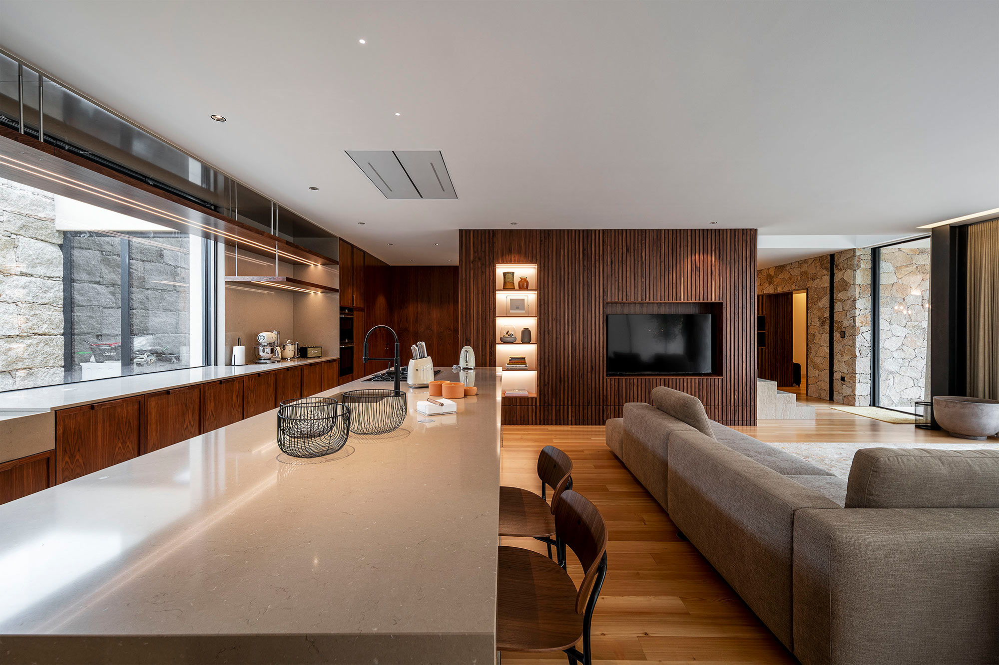 Image of Casa da praia 2 in A living room / kitchen with modern and luxurious elegance thanks to Dekton Lucid - Cosentino