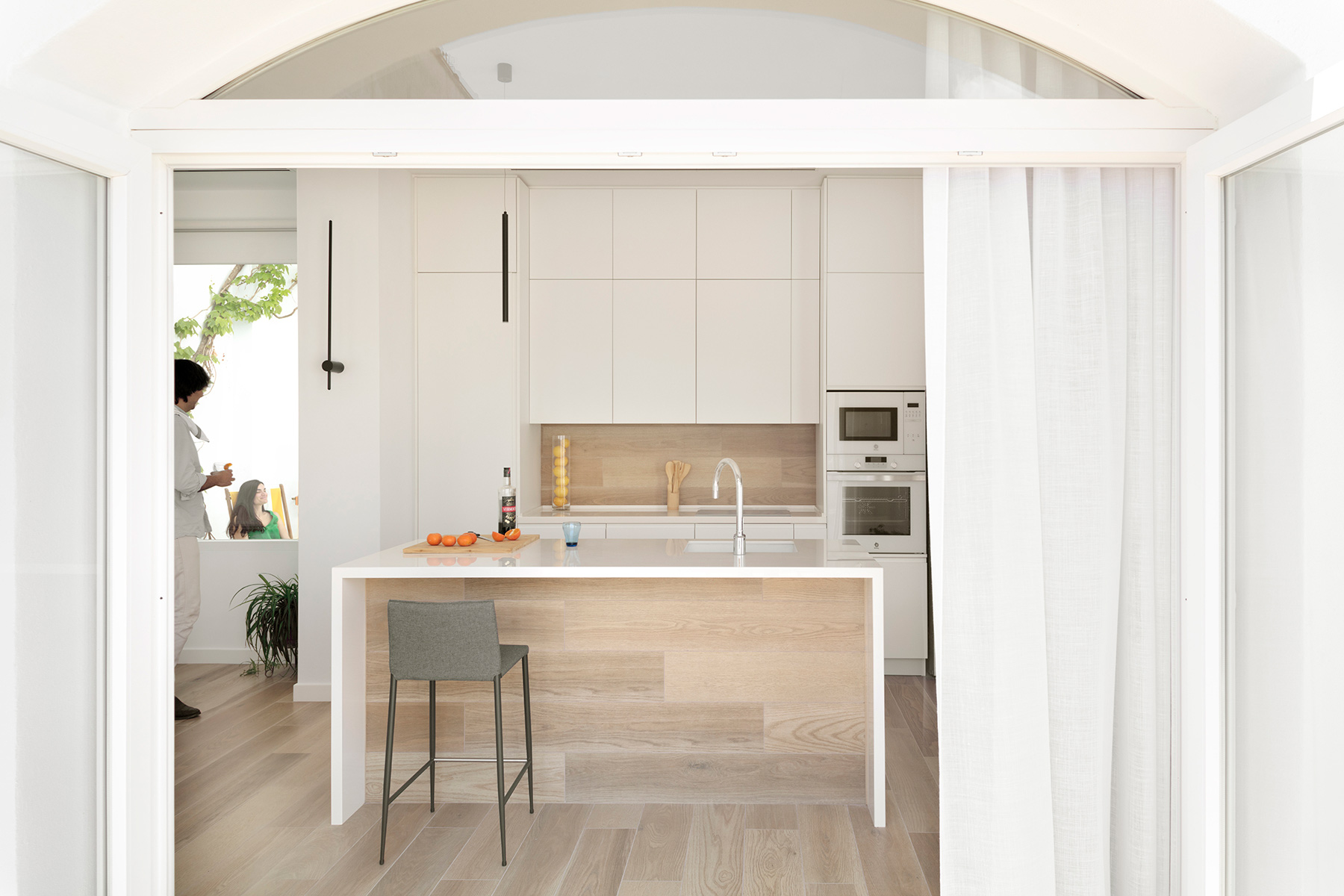 Image of Entrepatios 5 in Dekton Kira is the star of the kitchen in this Madrid flat that redefines the concept of luxury - Cosentino
