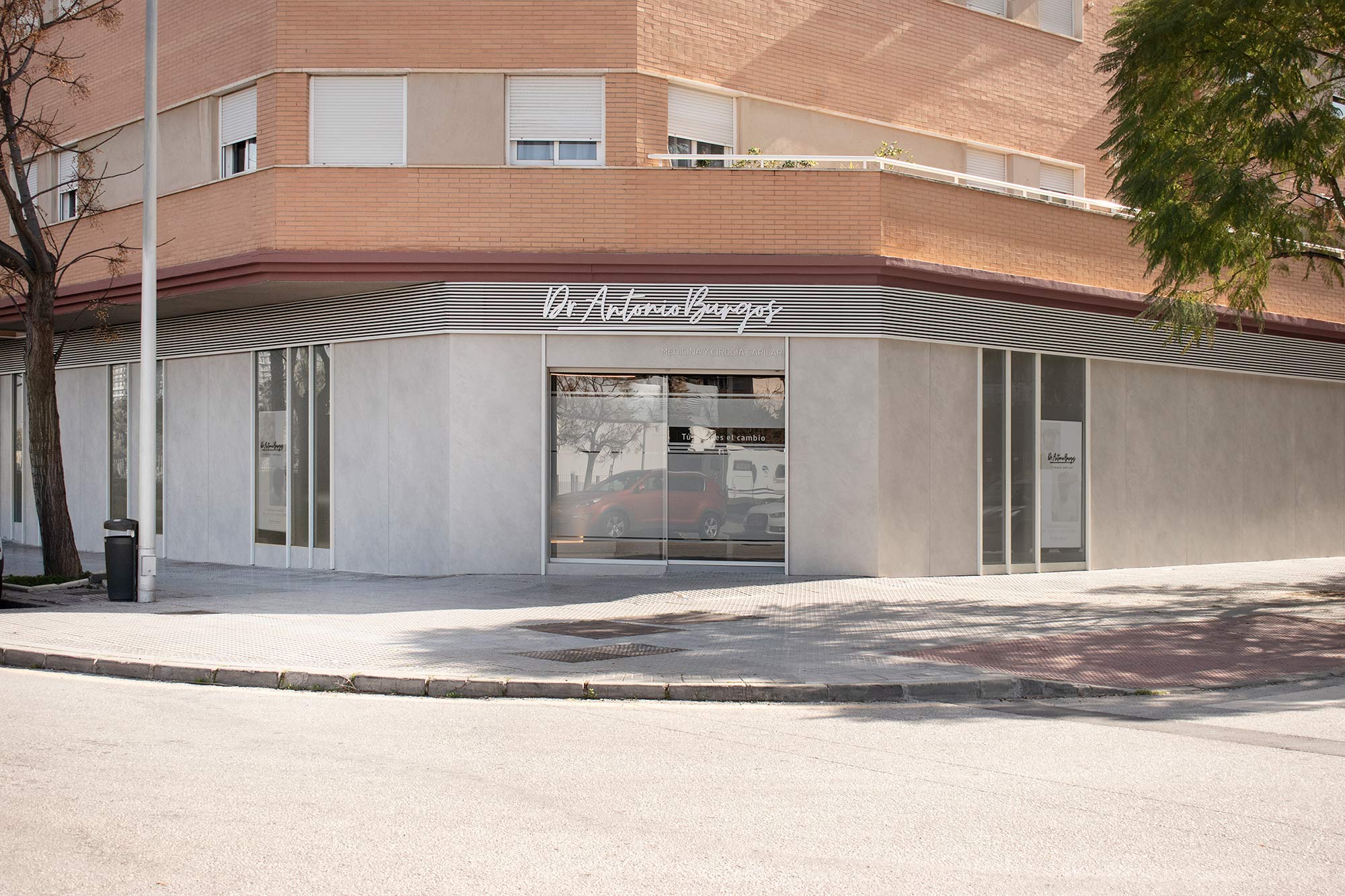 Image of 01 Clinica capilar ACHADA ALBA URBANO in This immaculate façade conveys the values of cleanliness, professionalism and intimacy for which the clinic is renowned - Cosentino