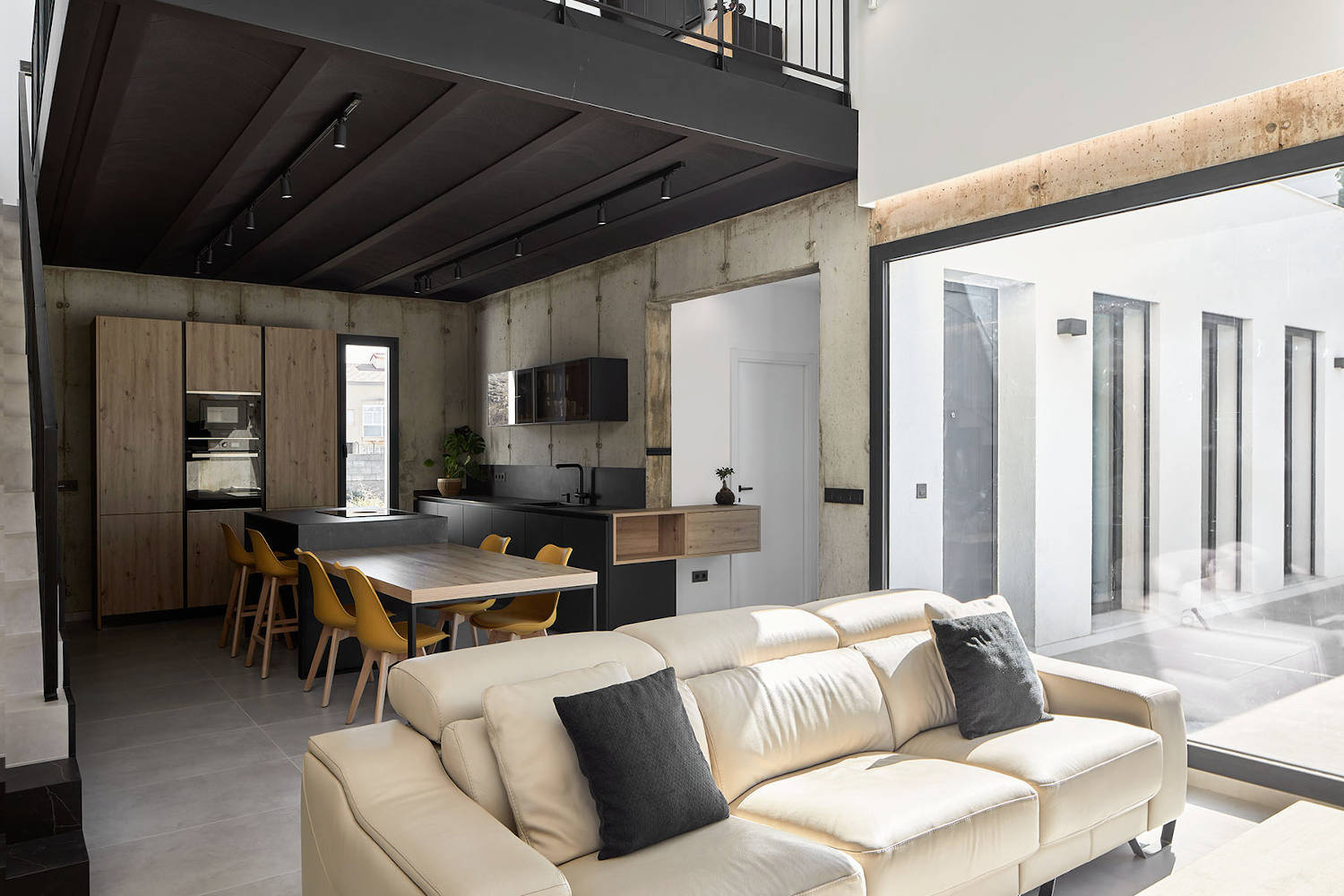 Image of 79A1927 Panorama in Silestone Seaport as the guiding thread in a renovation project that reinterprets the industrial style - Cosentino
