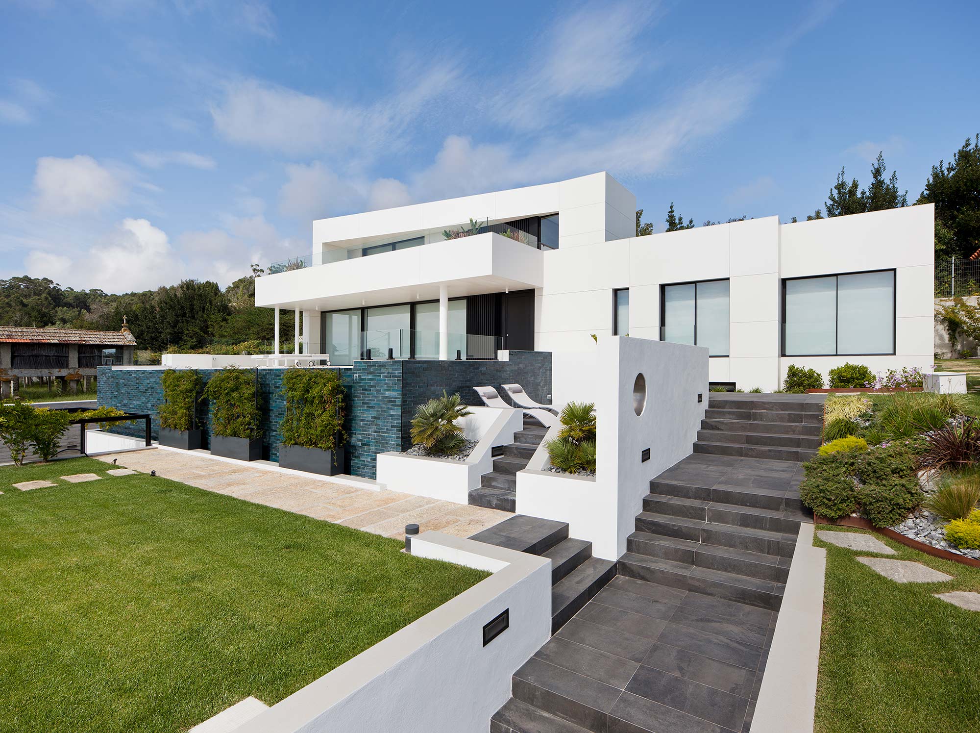 Image of Fachada sanxenxo 27 in A sustainable, avant-garde façade for a house with a contemporary design in Portugal - Cosentino