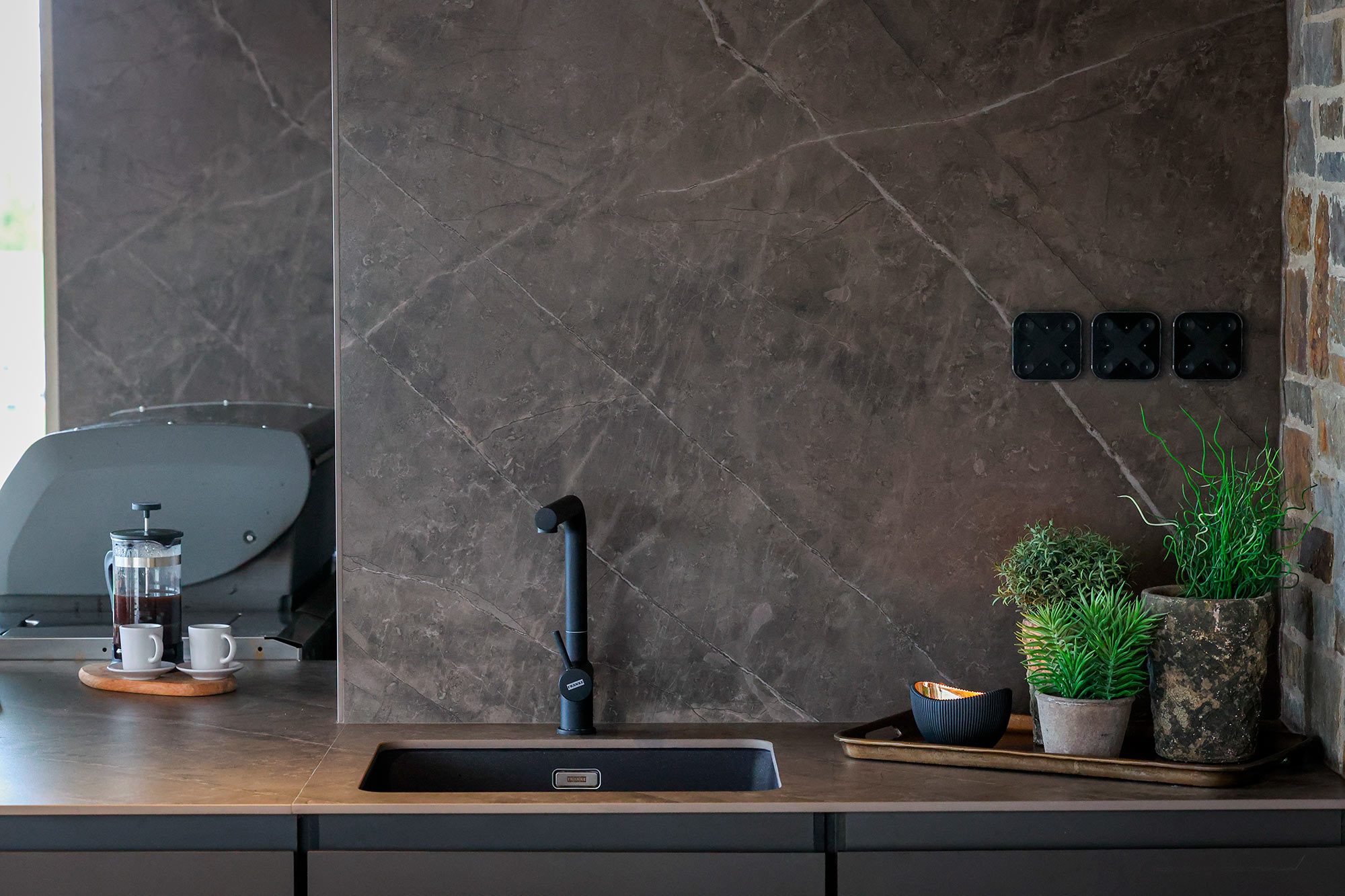 Image of Lisa McClure bbq and bathroom 19 in Dekton for the curved lines of this bold Madrid flat - Cosentino