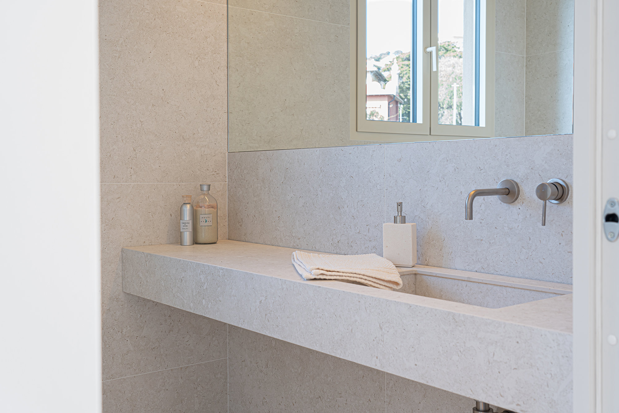Image of Pietra Kode House 19 in Two full-fledged bathrooms covered by Dekton at Ben Adams - Cosentino
