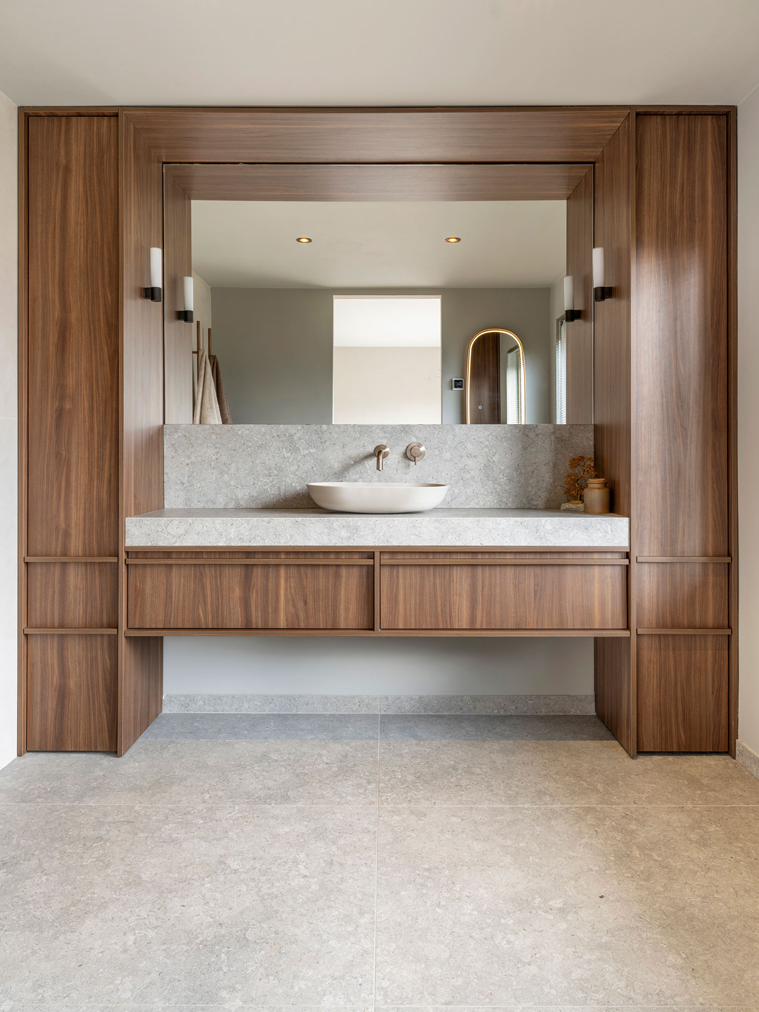 Image of Bathroom Kenisur 1 in The sophisticated and exclusive Scalea Equinox stone is a real eye-catcher in this opulent kitchen with dramatic tones - Cosentino